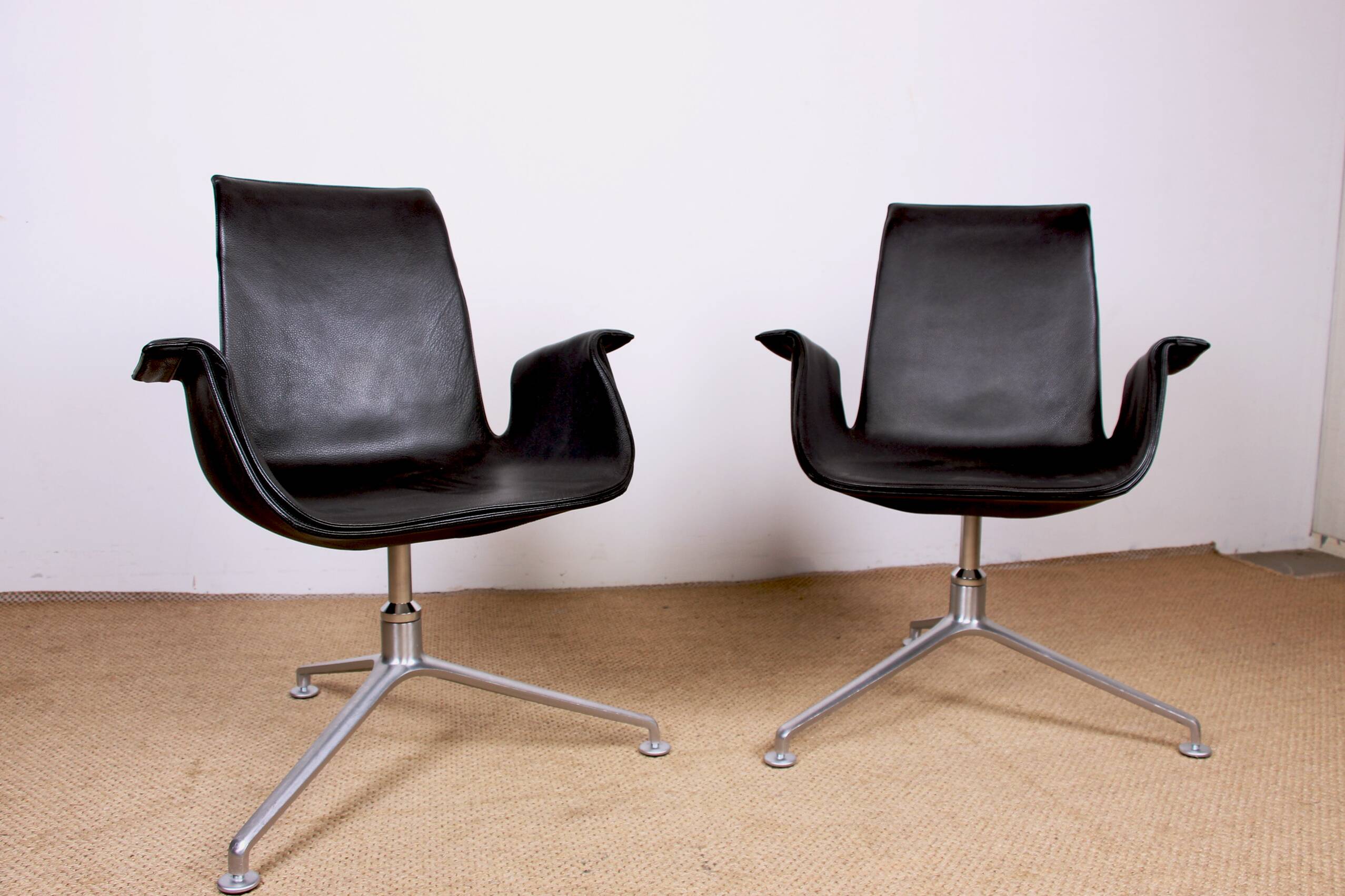 Pair of Danish armchairs in Black Leather and Chromed Steel, model FK 6725 Fabricius & Kastholm by Knoll