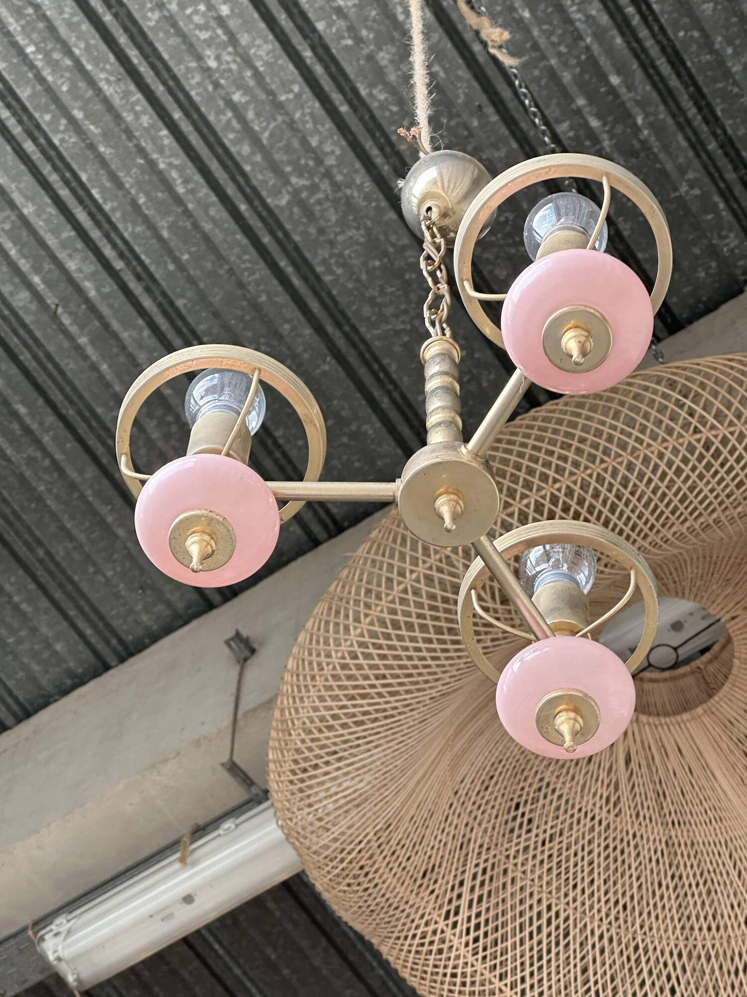 Petit lustre rose et doré à 3 bras de lumières