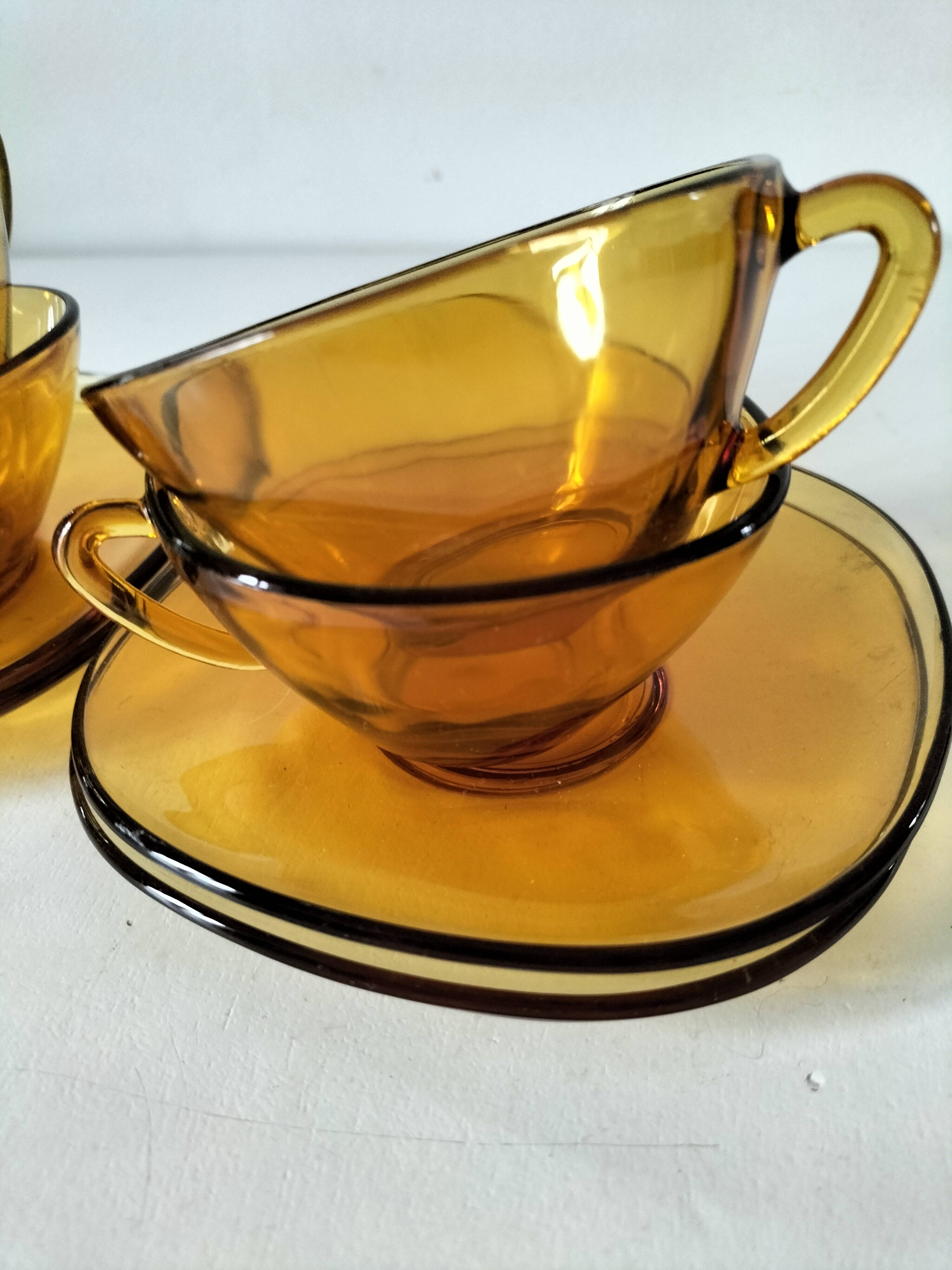 4 cups and saucers VERECO amber