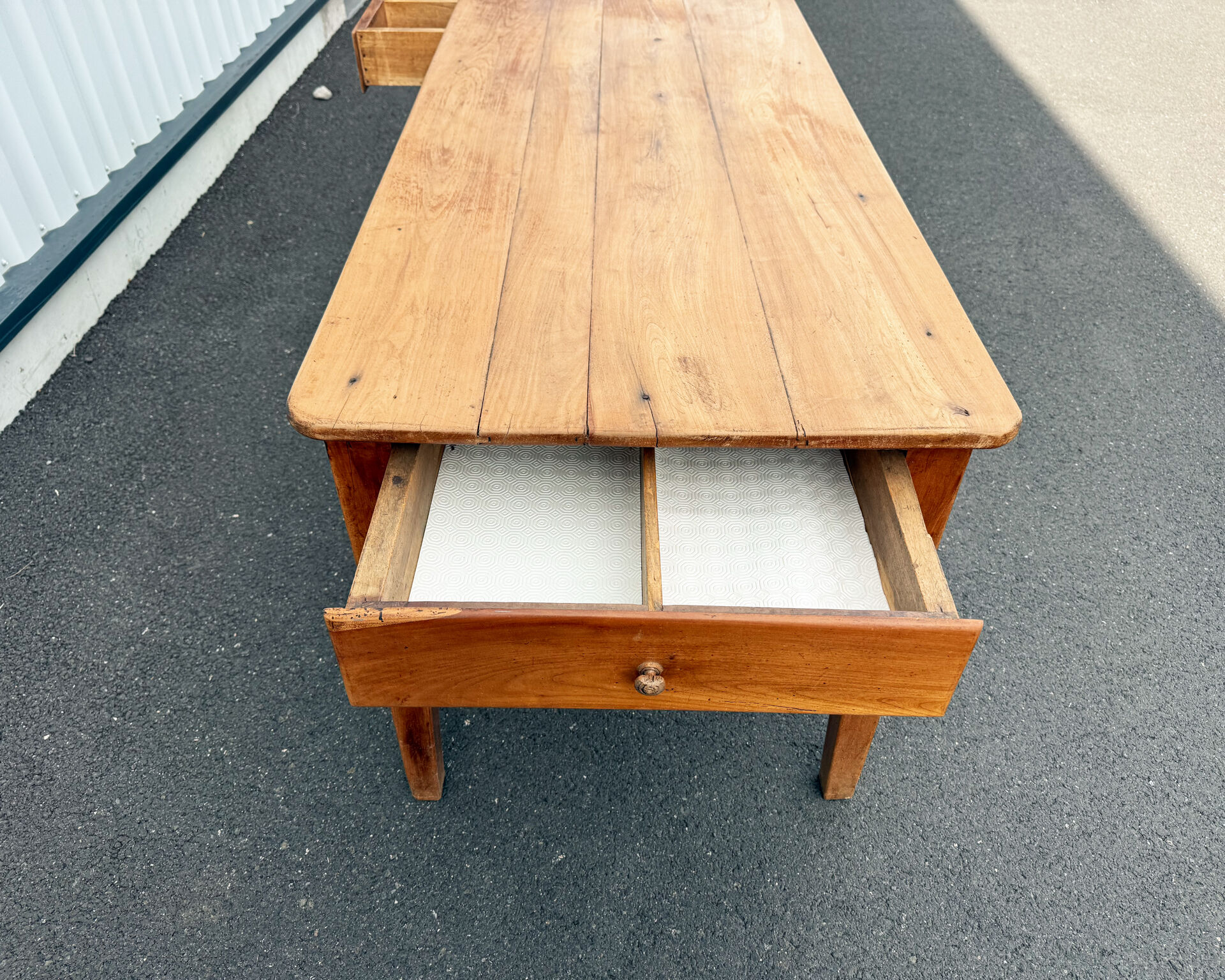 Grande table en noyer massif