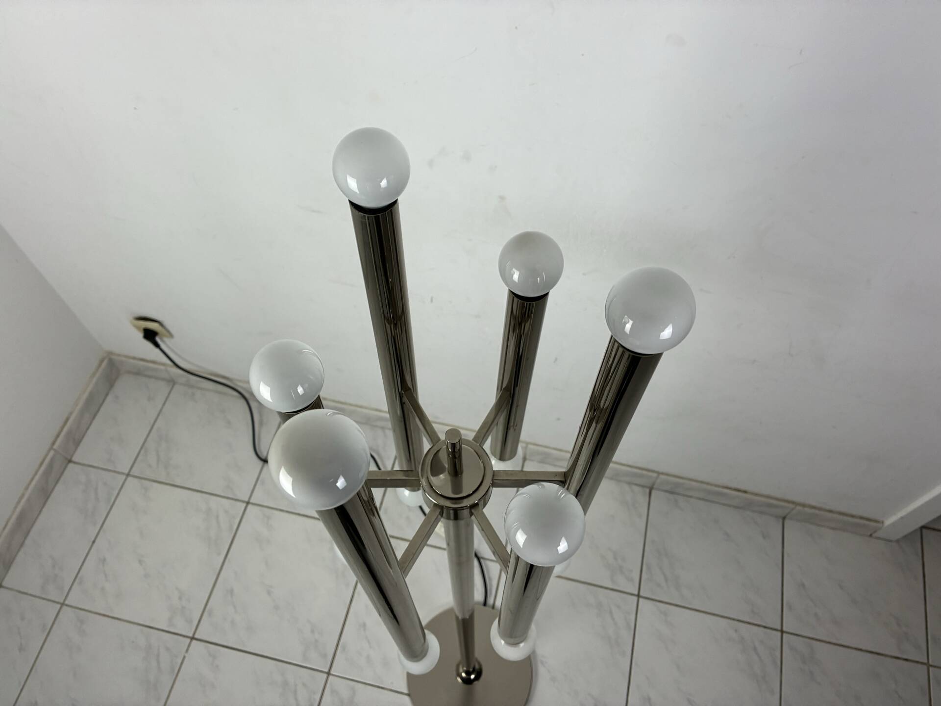Lampe de sol vintage en chrome avec 12 lumières.