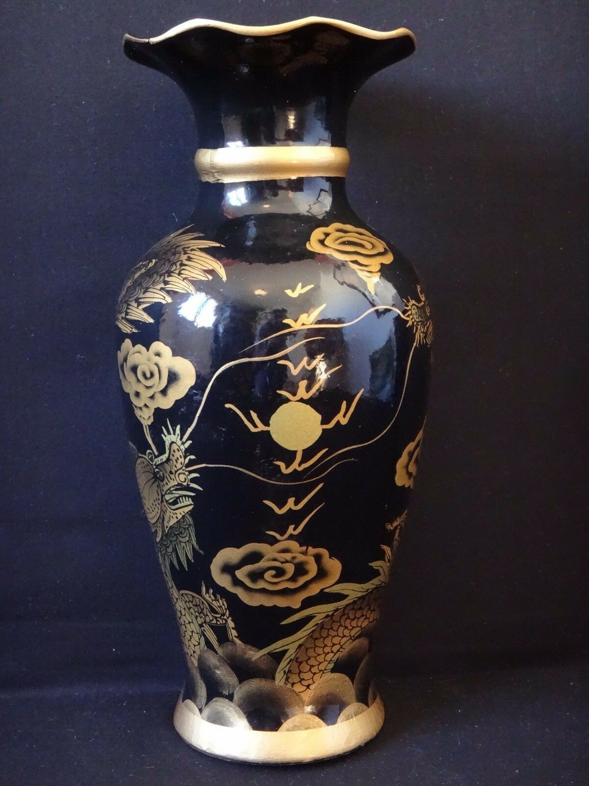 Vase Chinois peint métal dragon pourchassant la perle sacrée laqué Vietnam 34cm