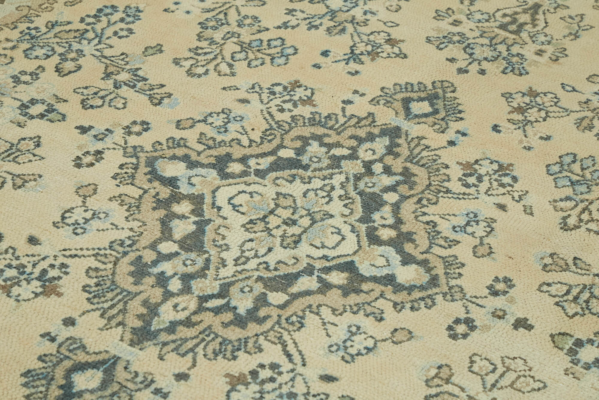 Handmade oriental unique 1980s 267 cm x 338 cm