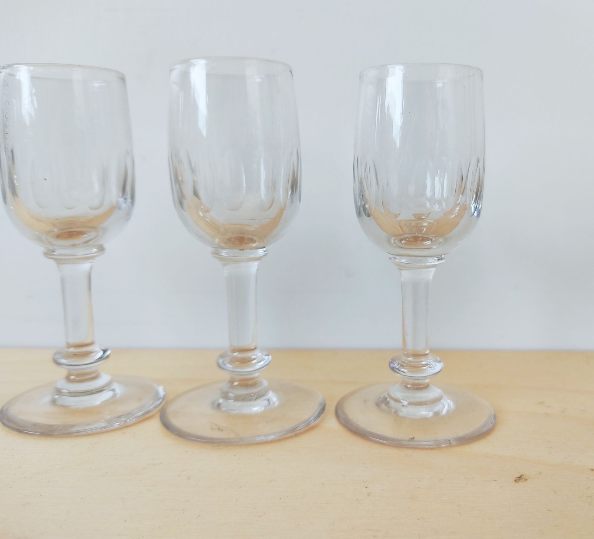 Ensemble 4 petits verres à gouttes