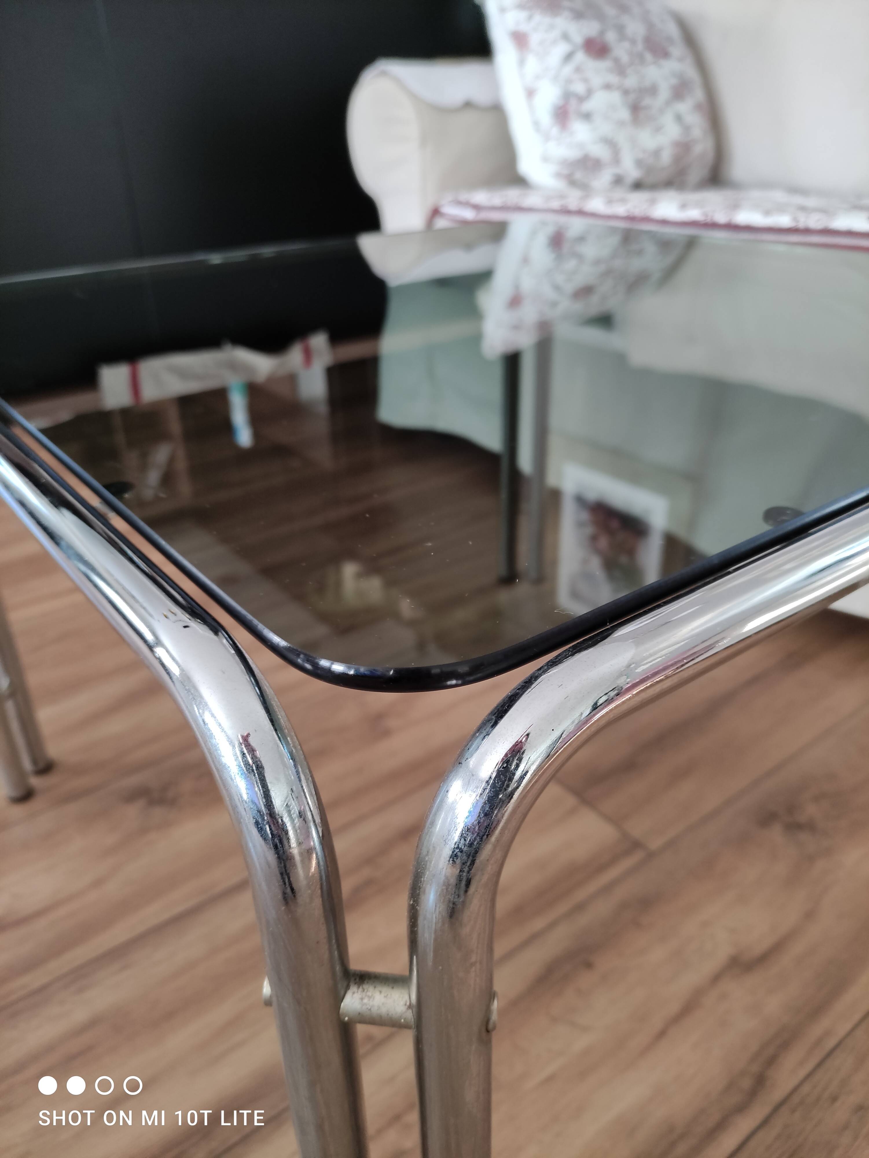 Table basse piètement chromé et plateau en verre fumé noir