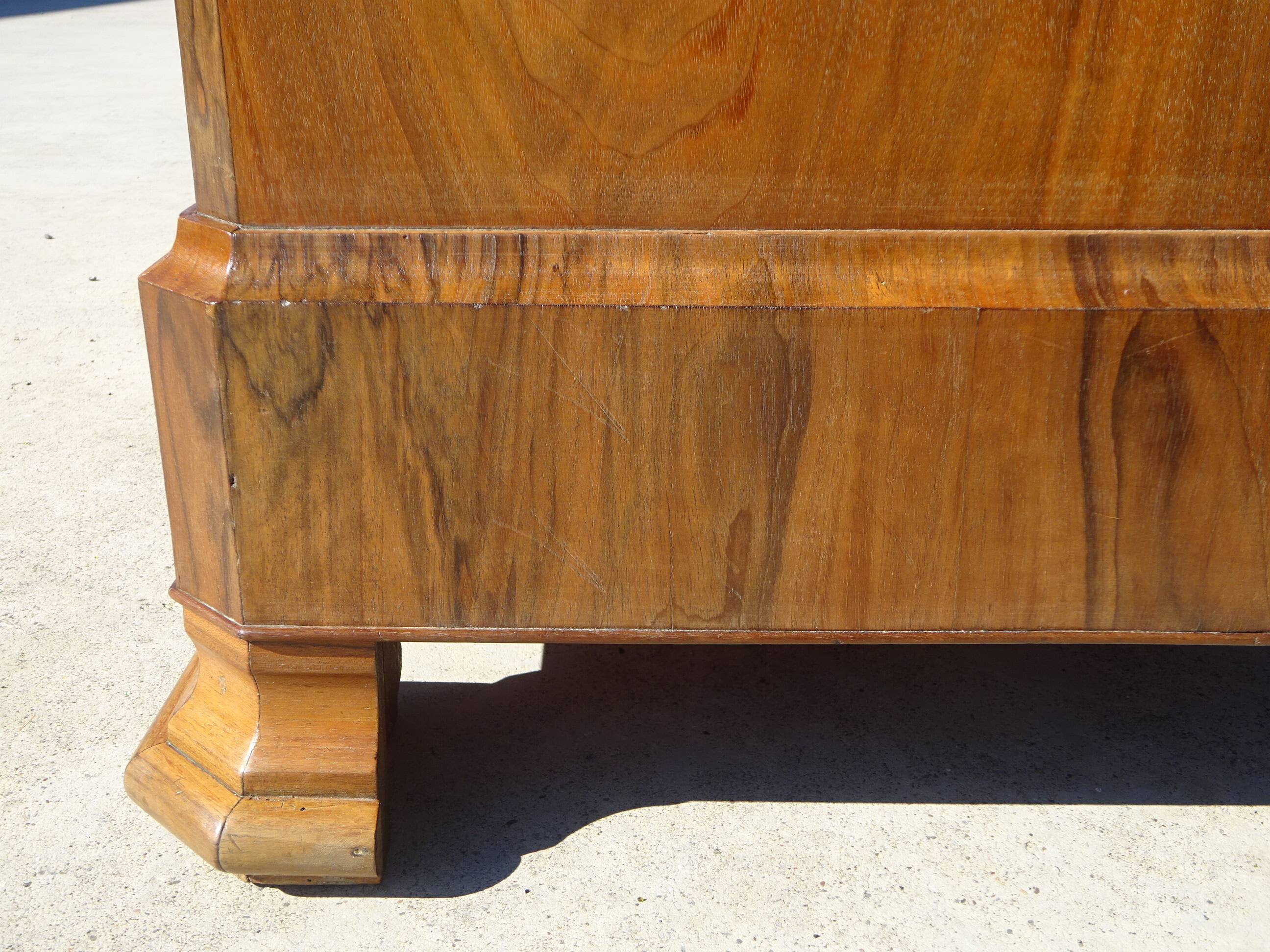 Commode en noyer et ronce de noyer style Louis Philippe