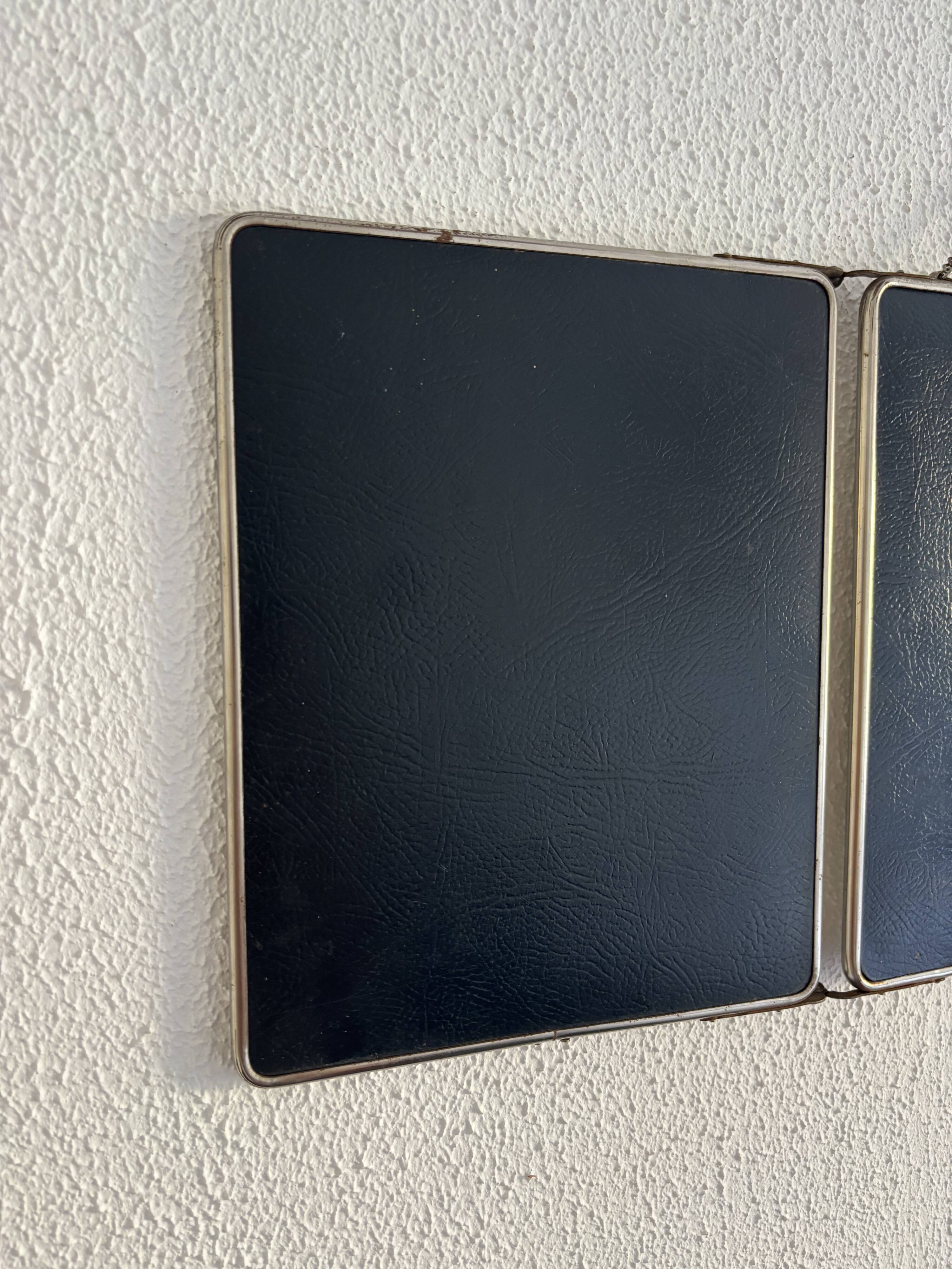 Miroir triptyque de barbier en simili cuir bleu, 1950