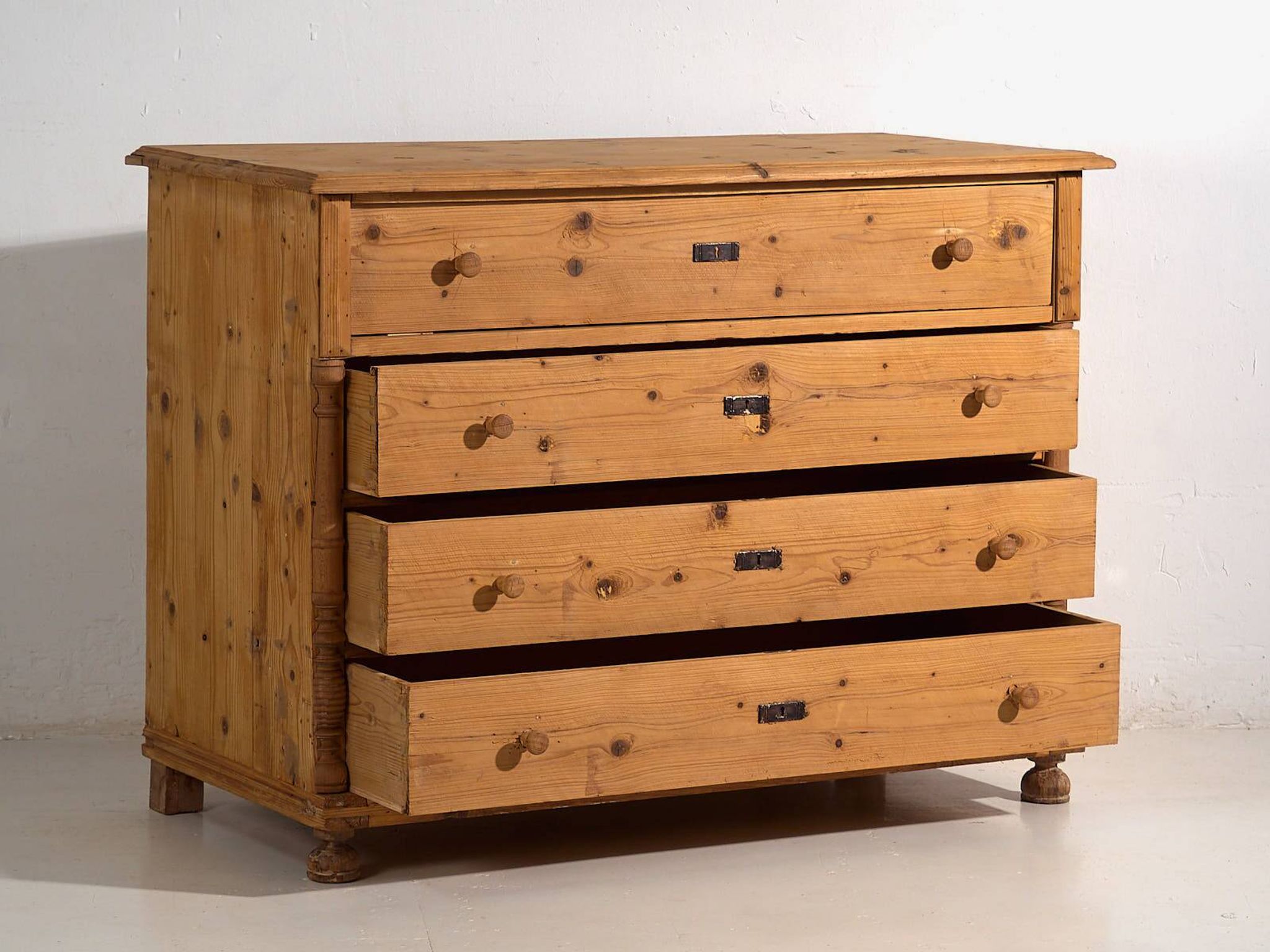 Old Provençal French chest of drawers (c.1920)