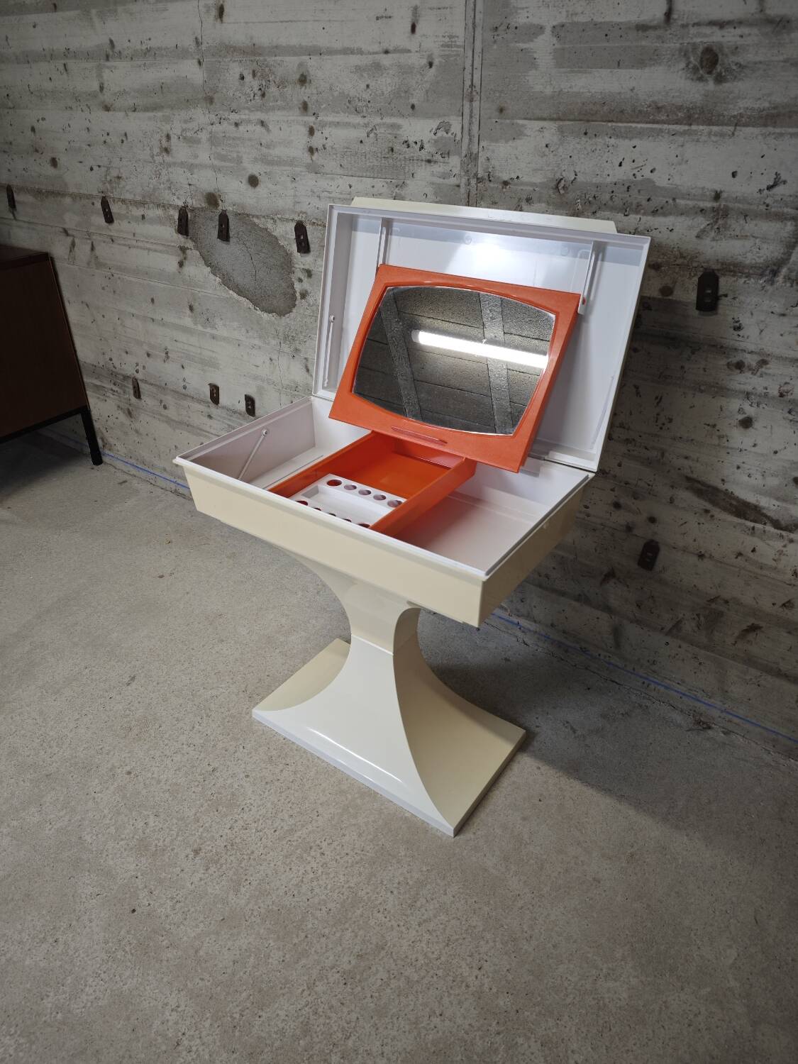 Flair dressing table for Prisunic