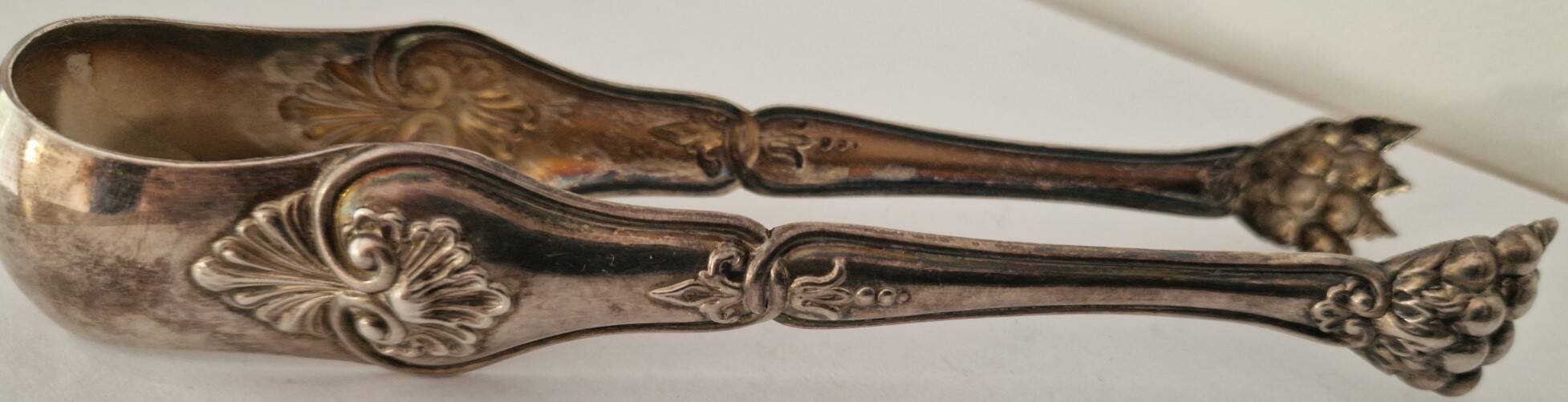 I030 Sugar tongs in silver-plated rock – Louis XV style
