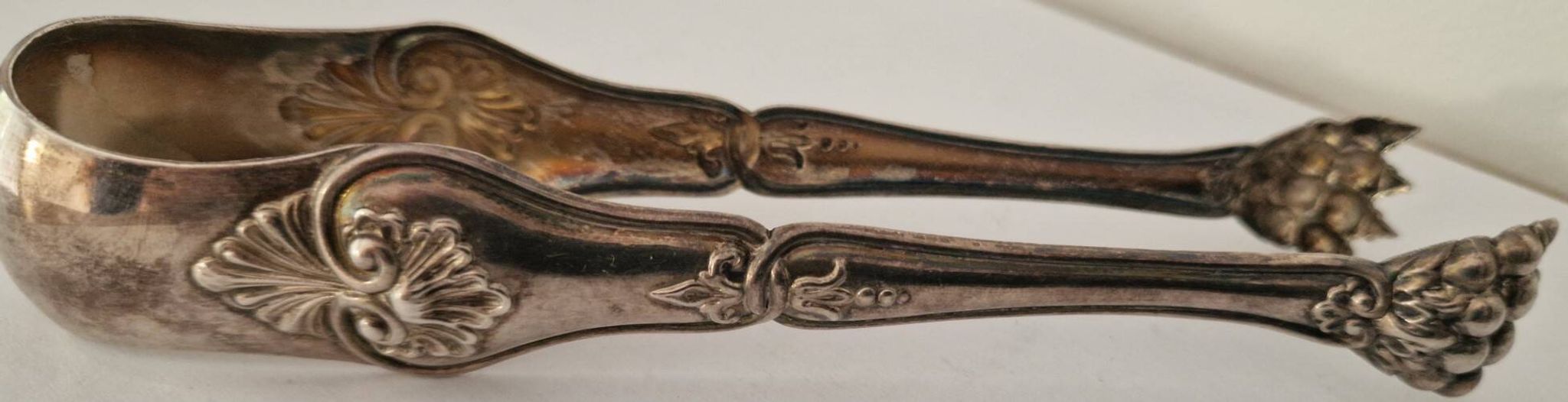 I030 Sugar tongs in silver-plated rock – Louis XV style