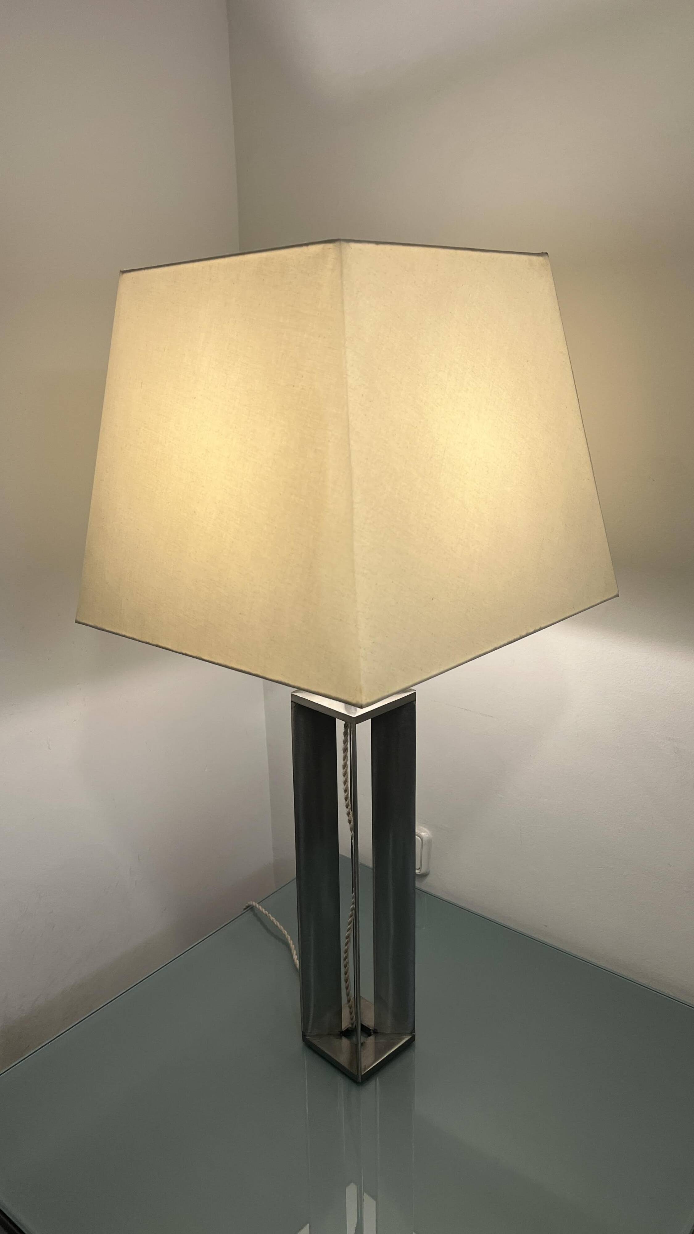 Lampe de table avec base en acier.