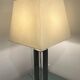 Lampe de table avec base en acier.