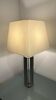 Lampe de table avec base en acier.