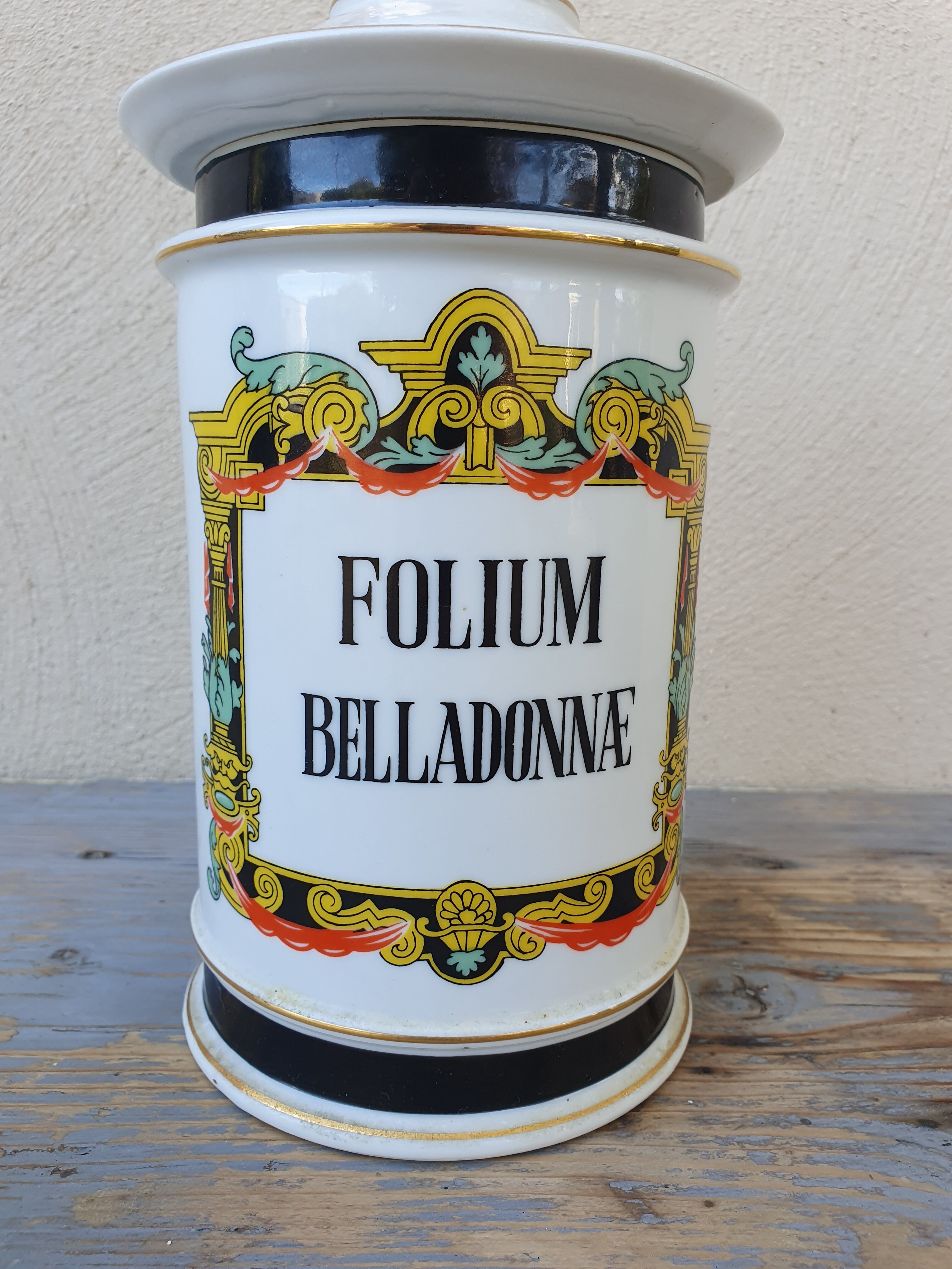 Important pharmacy jar Folium Belladonnae