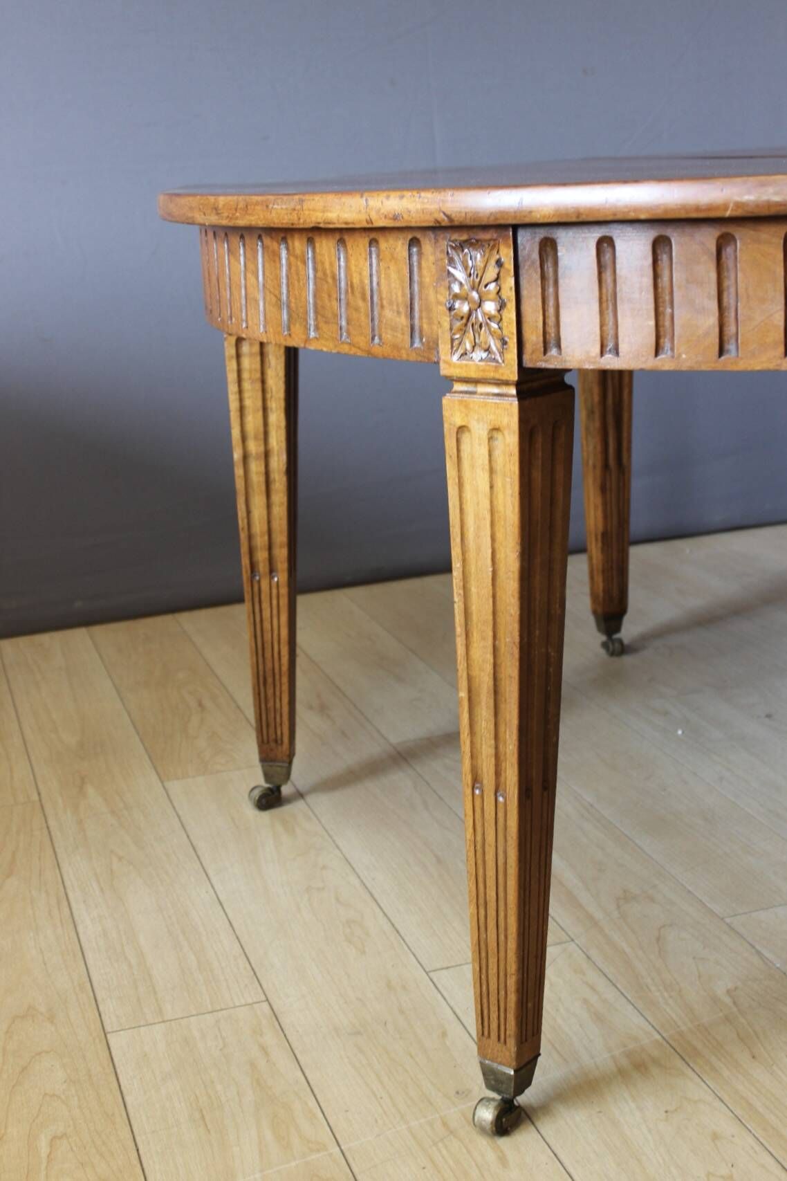 Louis XVI belt table with extensions in walnut, 19th century.