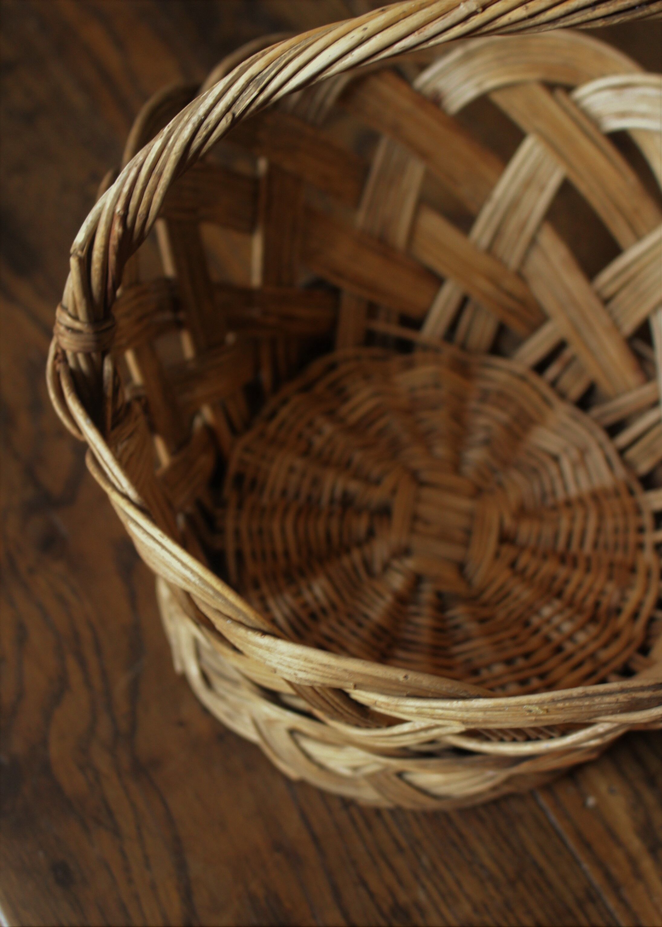 Twisted wicker basket