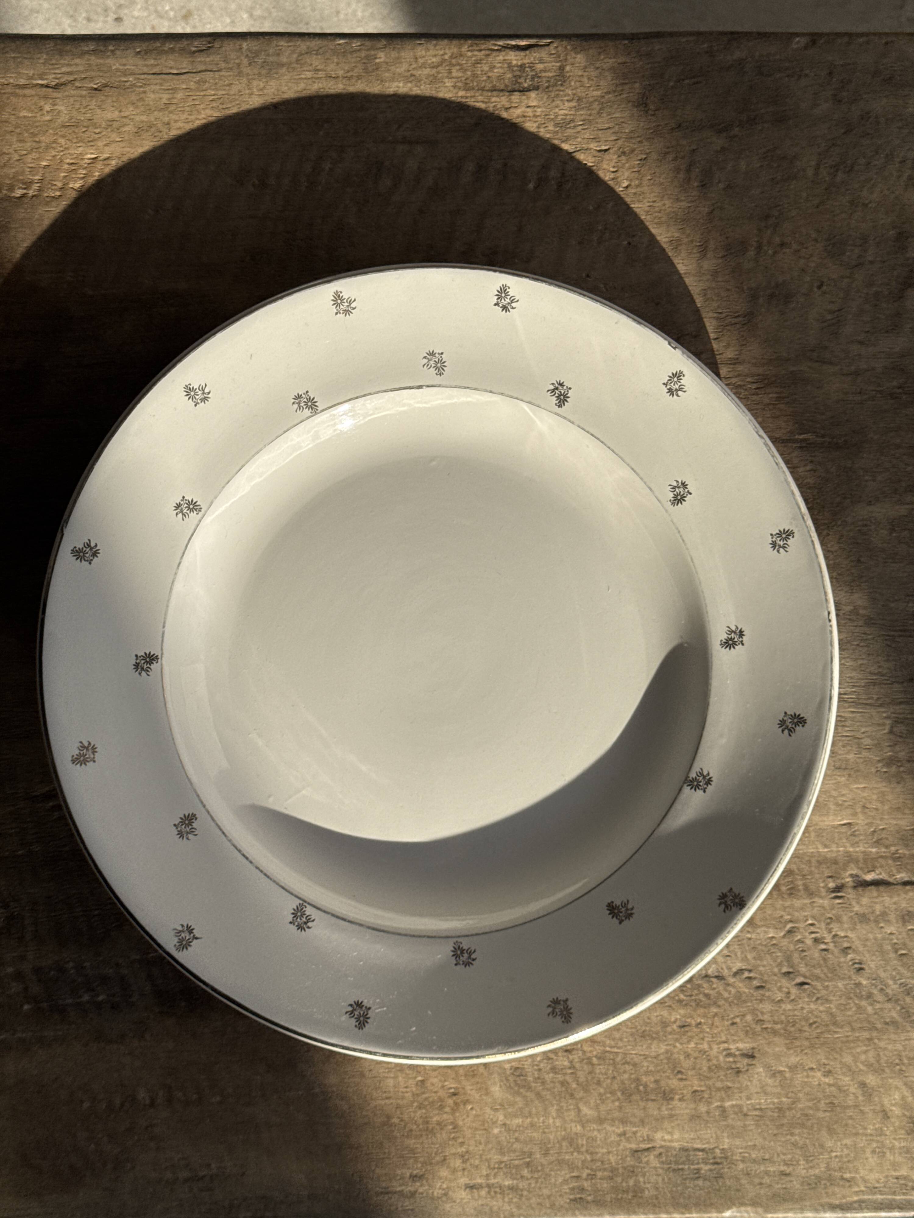 Circular plate model Nico gold Digoin Sarreguemines D30.5