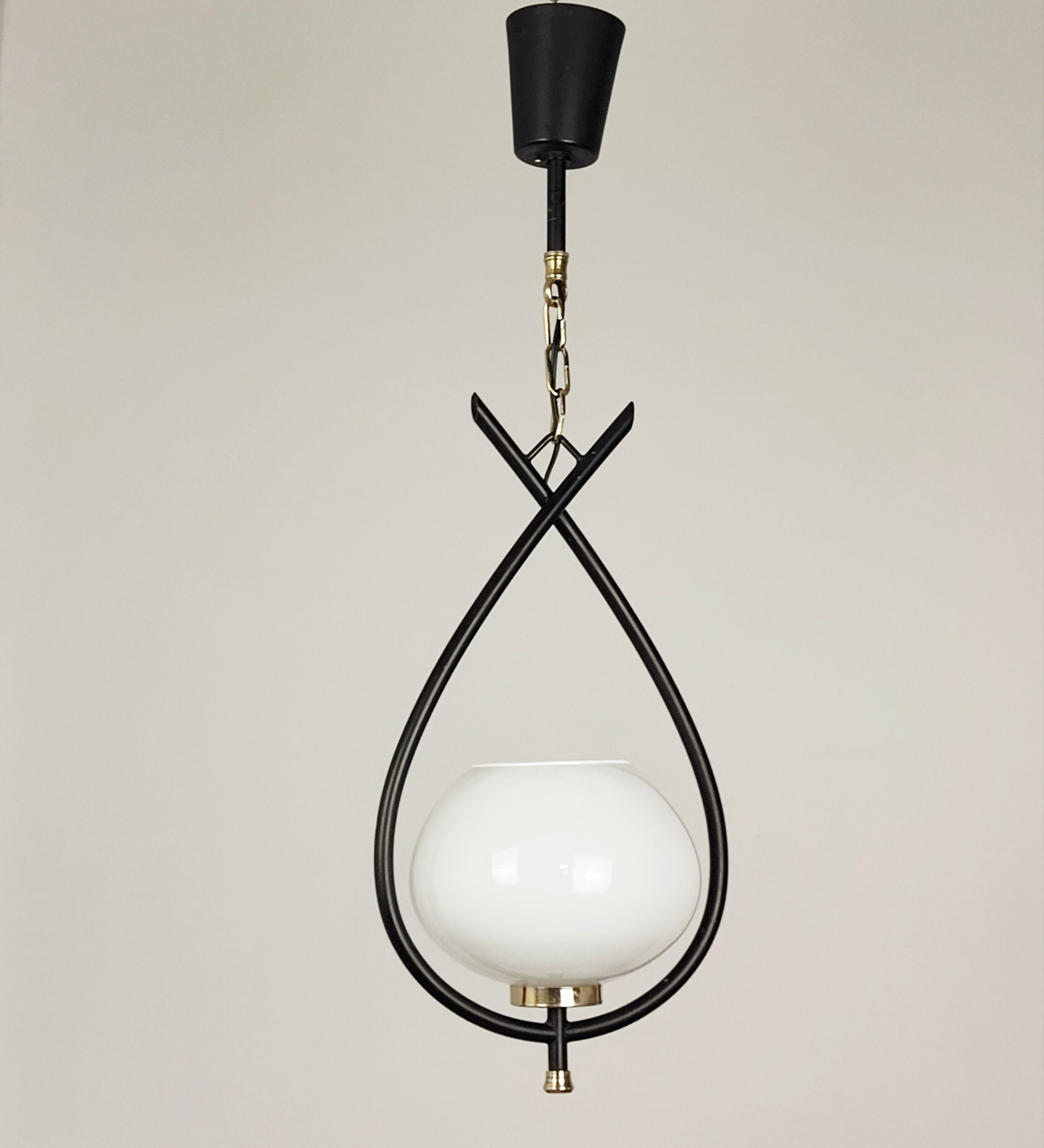 Metal and opaline suspension