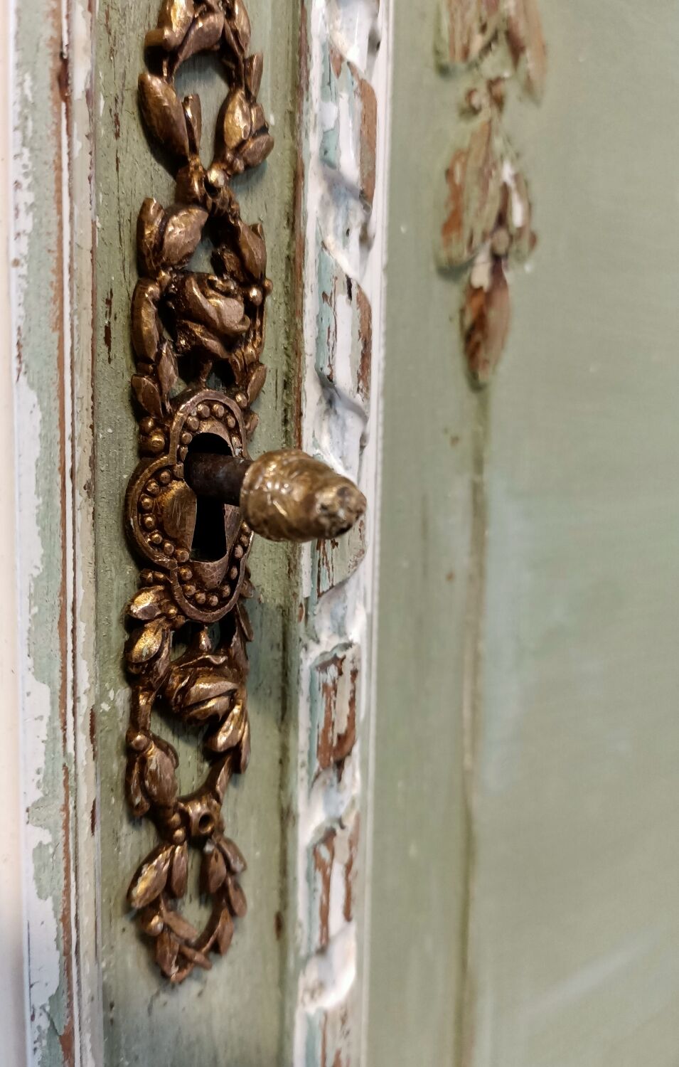 Patinated buffet service