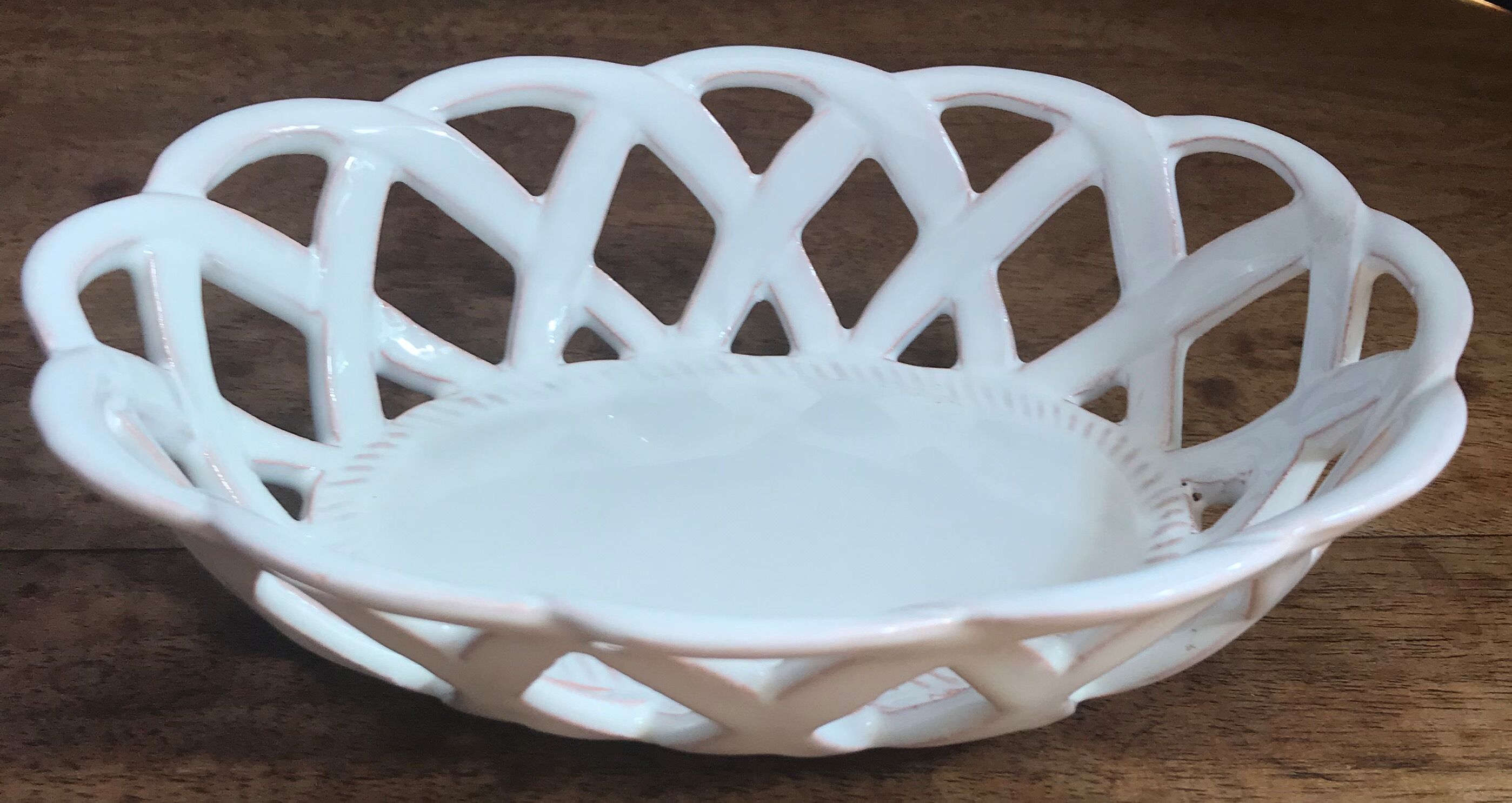 Small ceramic basket from Moustier. signed