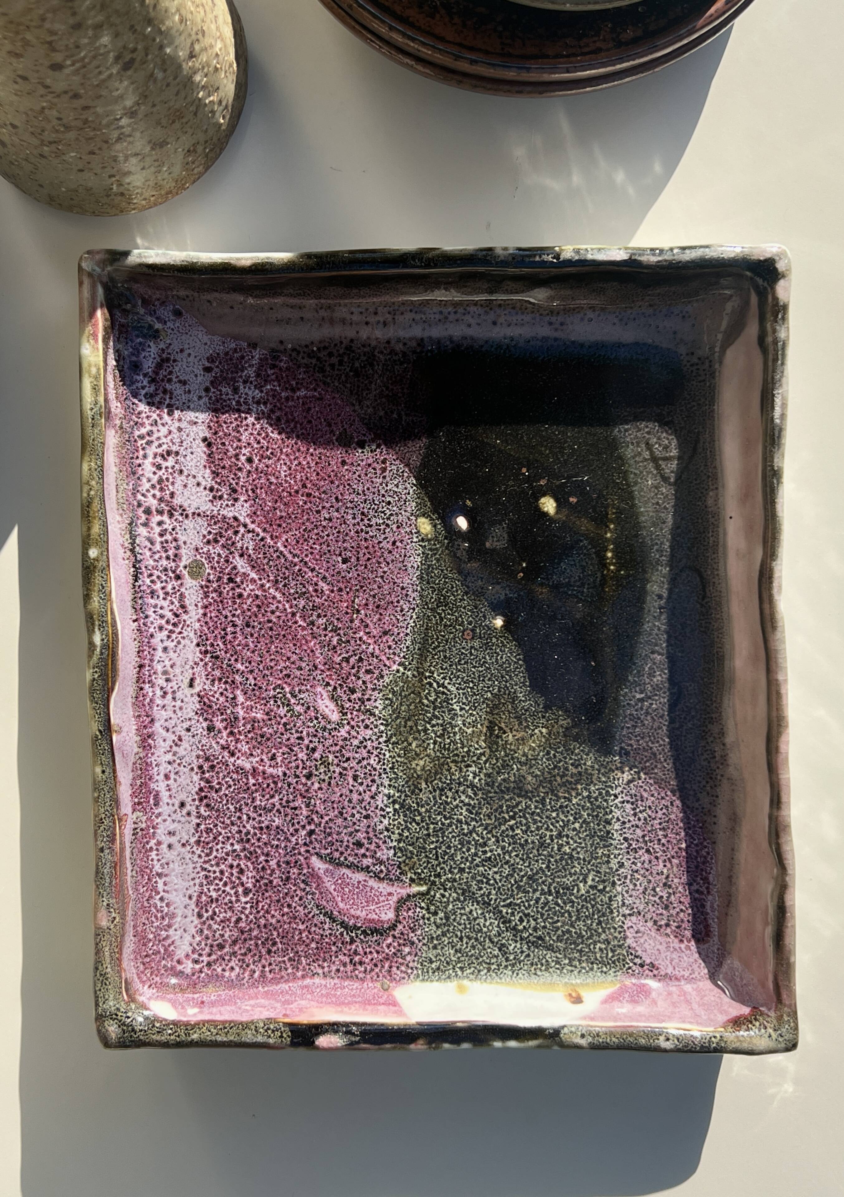Plat / vide poche gres blanc chamoté & émaillé, pièce d'atelier signée 1970