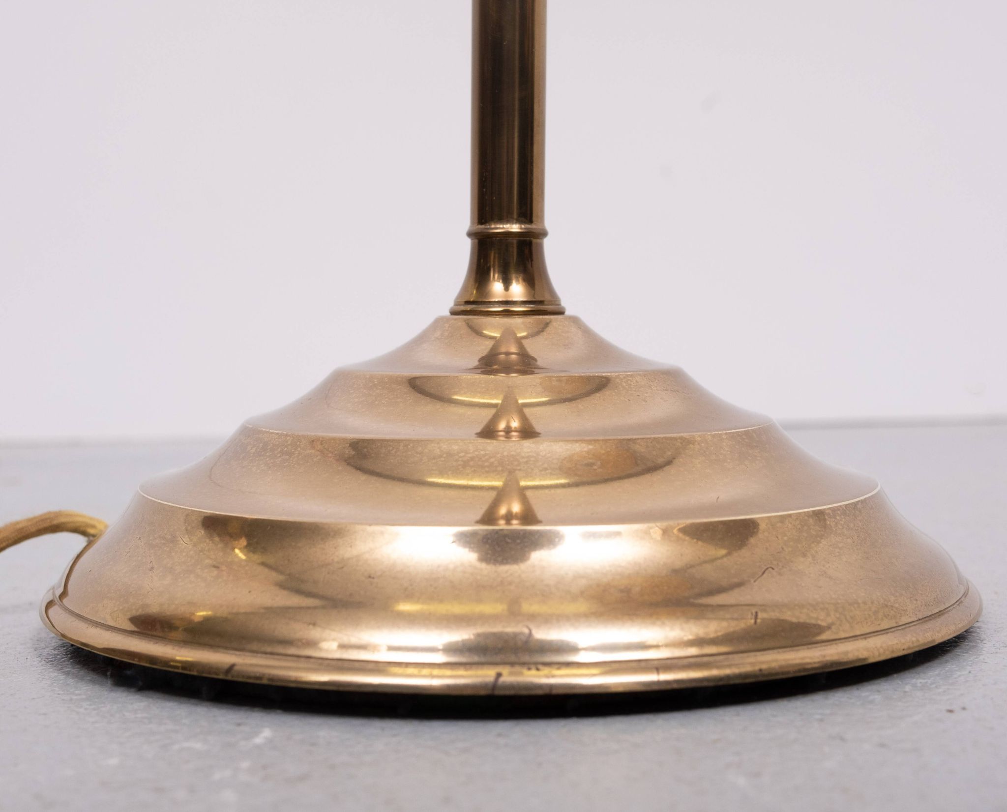 Lampadaire classique en laiton à col courbé, années 1950