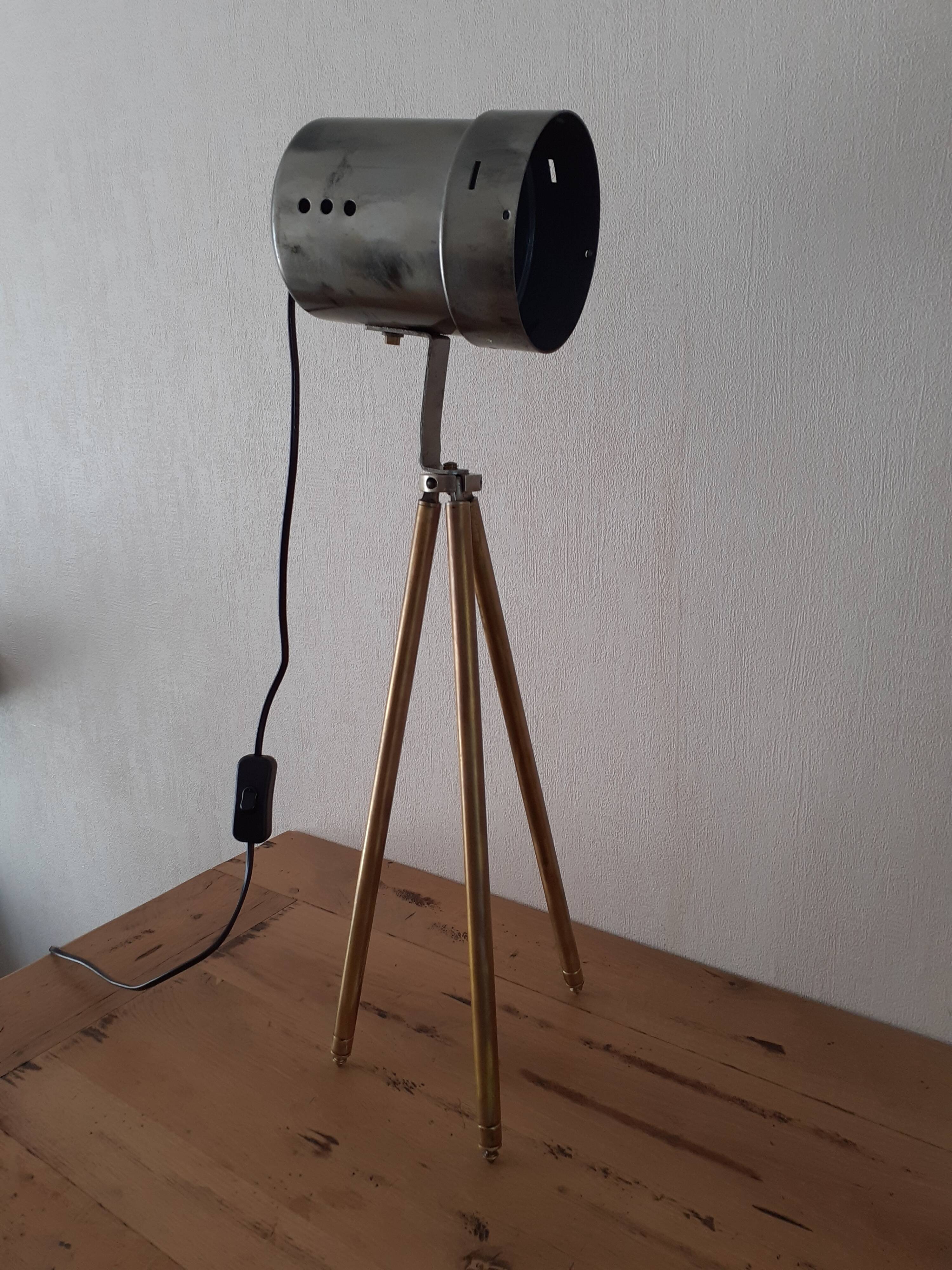 Lamp on brass trepied