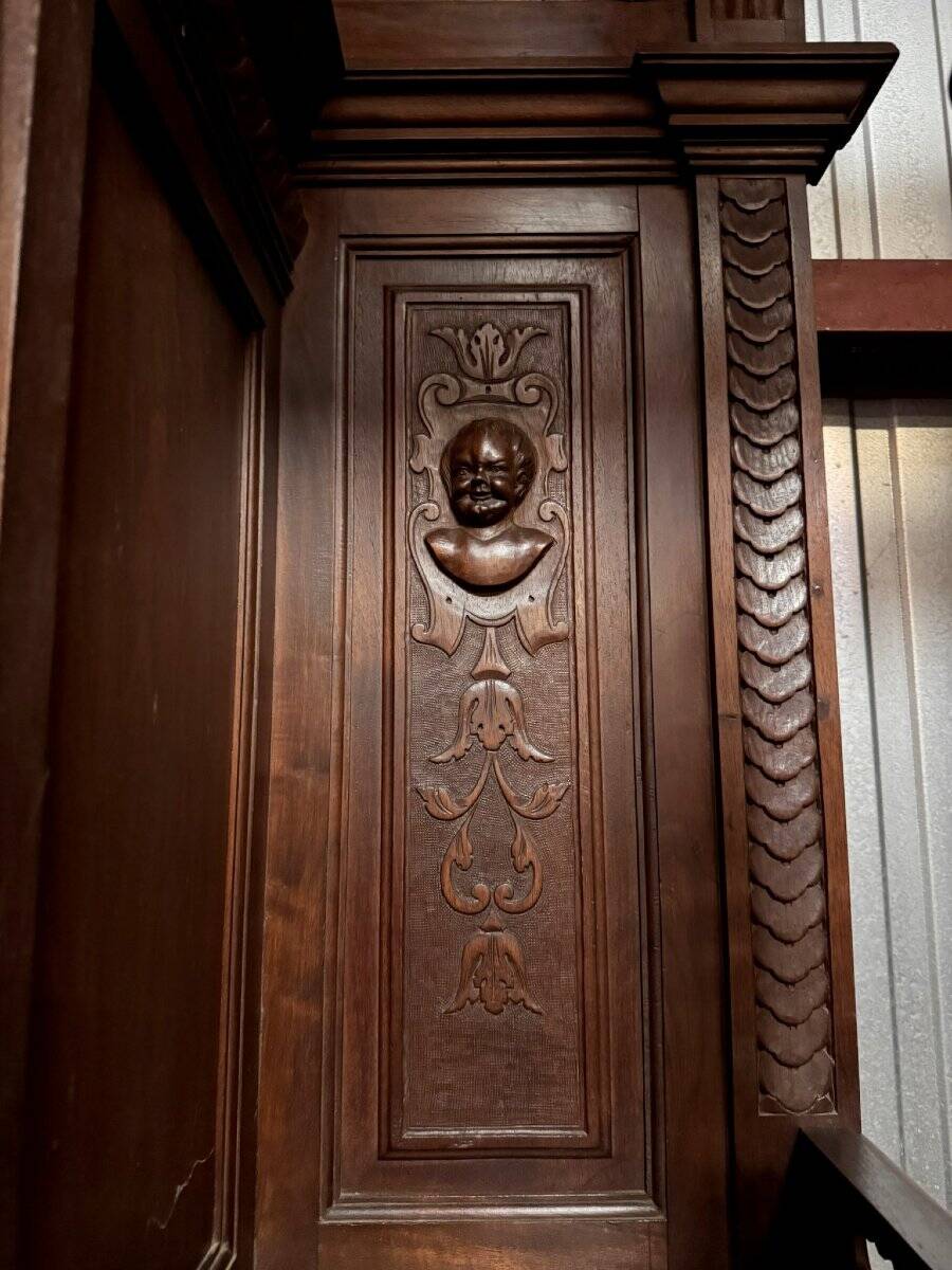 Important walnut buffet style Renaissance