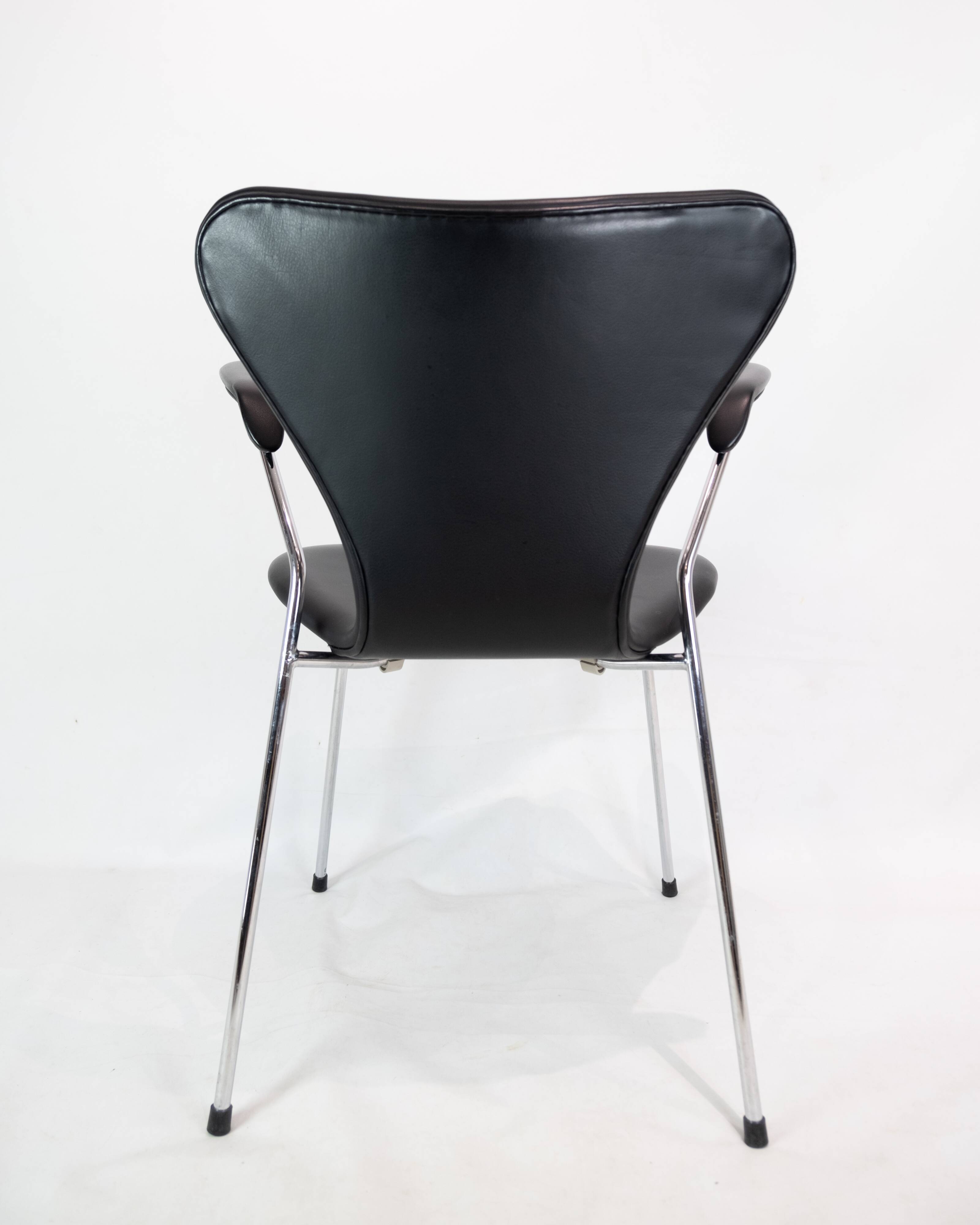 Seven Chairs With Armrests Model 3207 In Black Leather Arne Jacobsen & Fritz Hansen