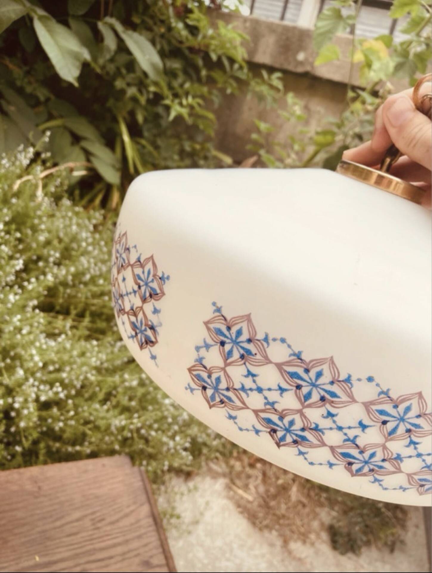 Suspension in opaline milk glass