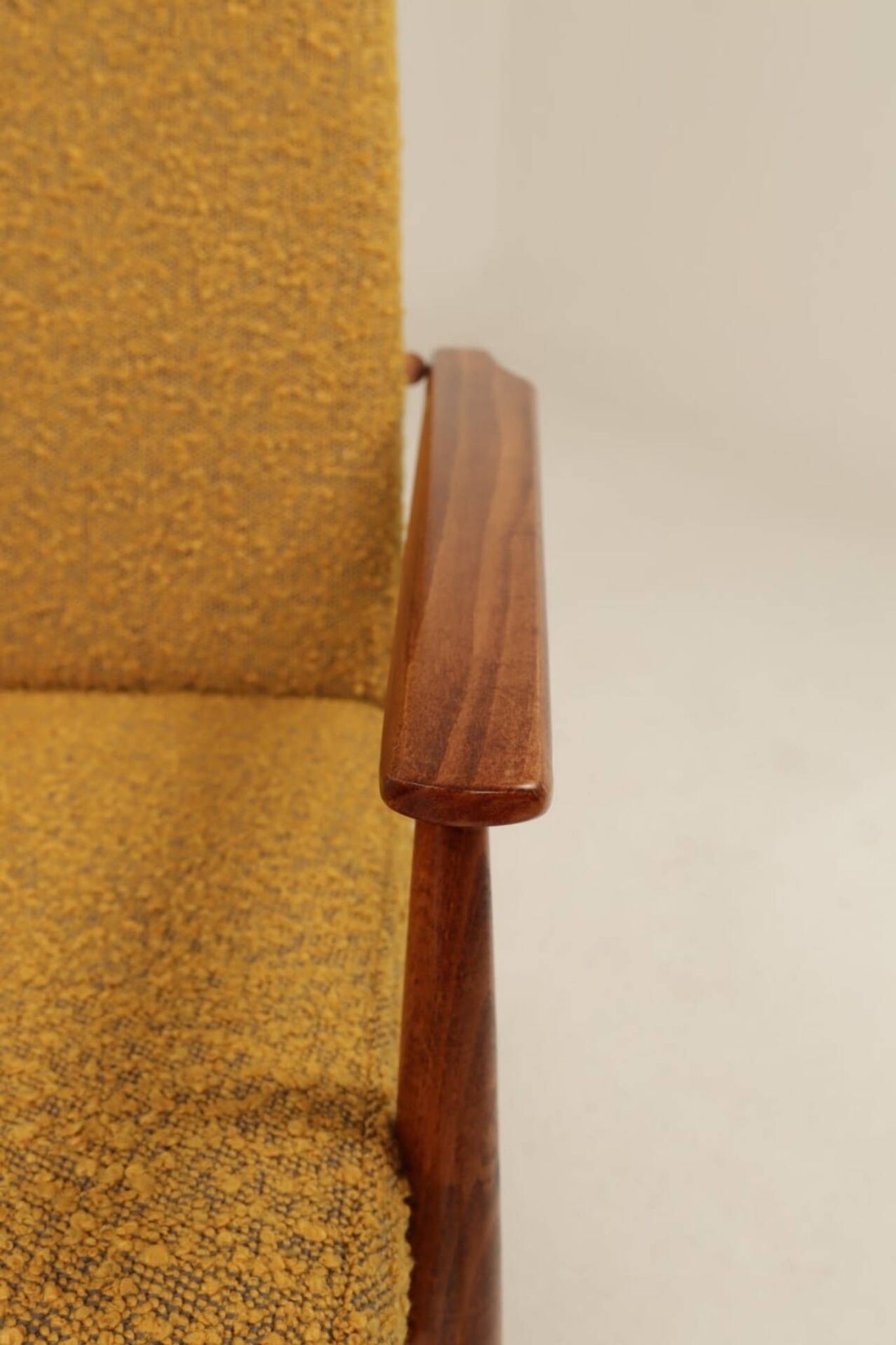 Deux chaises longues vintage en bouclée moutarde, design du milieu du siècle, 1960.