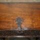 Cabinet espagnol sculpté 18ème siècle avec rangement caché