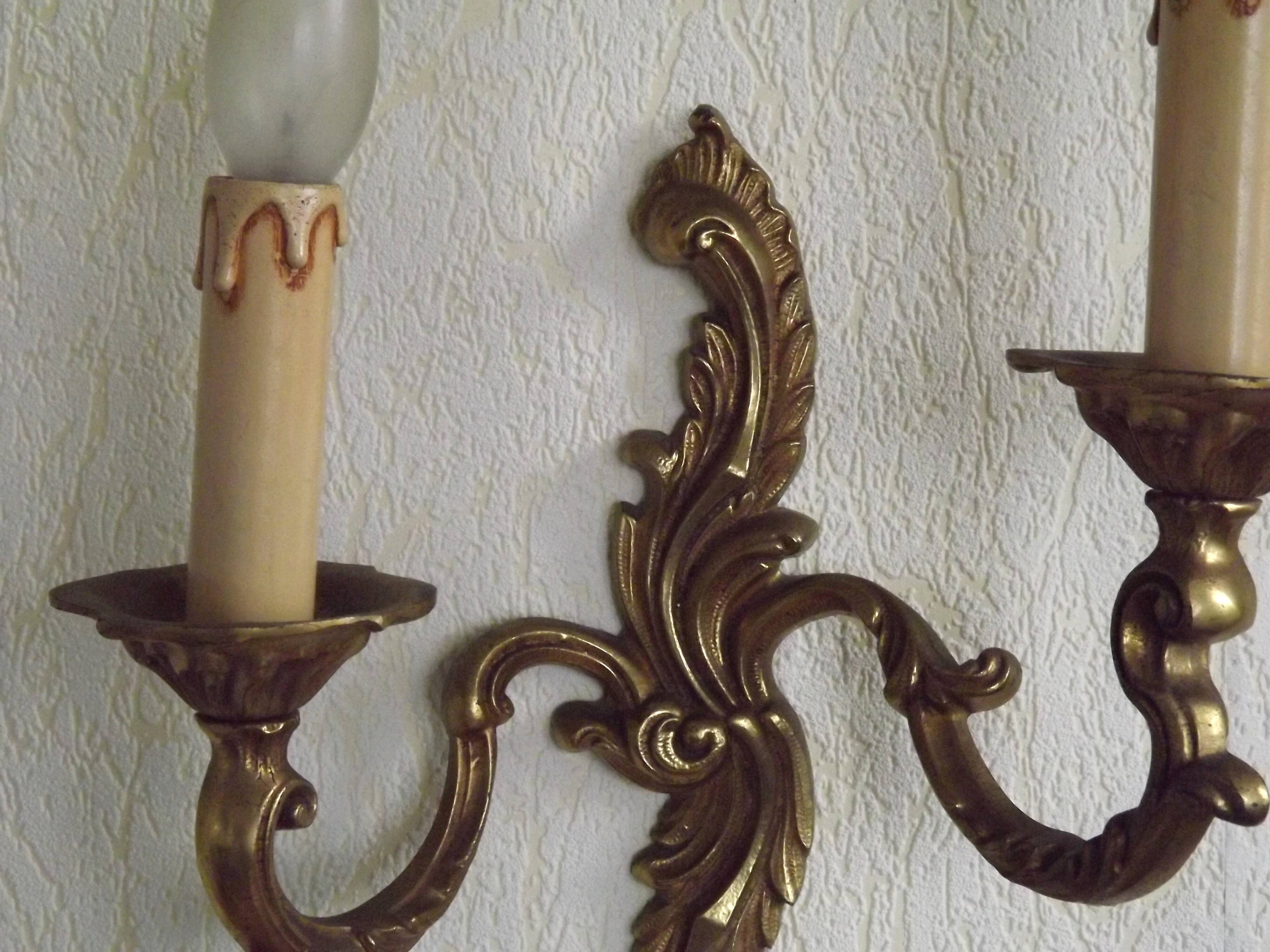 Vintage French bronze wall sconce with acanthus leaves and two light arms 51