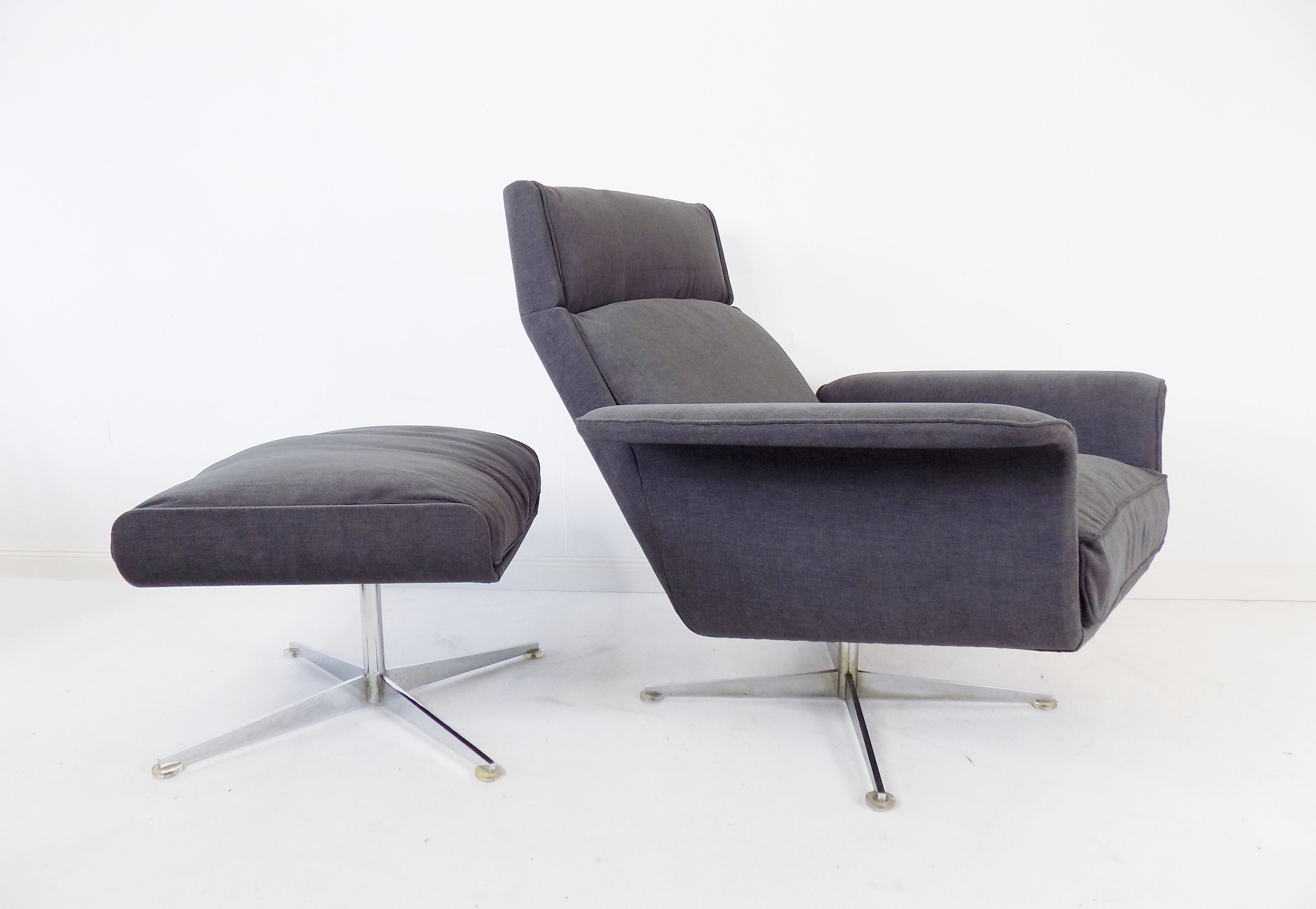 Fauteuil Kaufeld Siesta 62  grise avec pouf par Jacques Brule