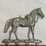 Porte-clés, porte-serviettes, ou porte- torchons mural en forme de cheval harnaché