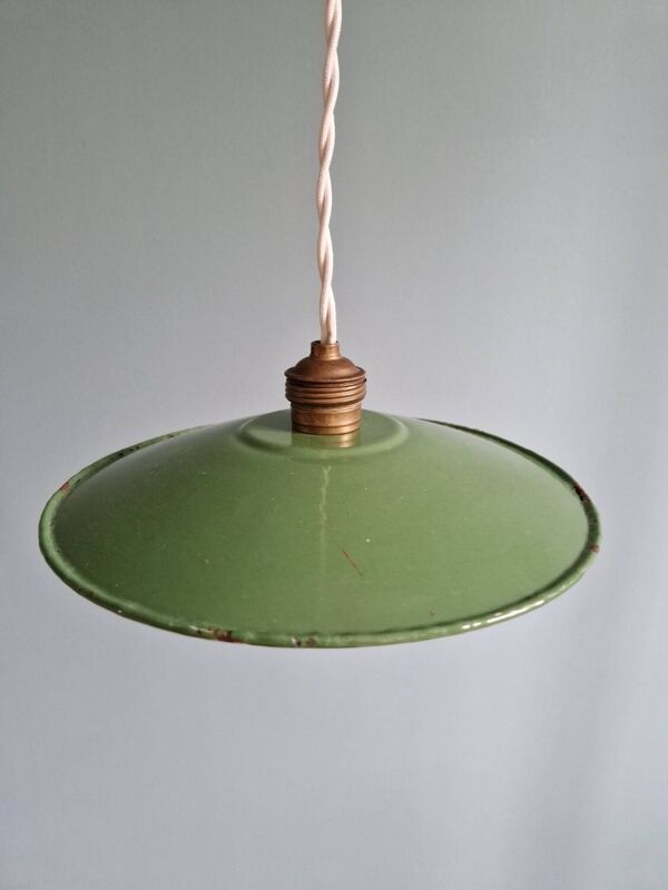 Suspension industrielle en tôle émaillée verte, années 1930-40