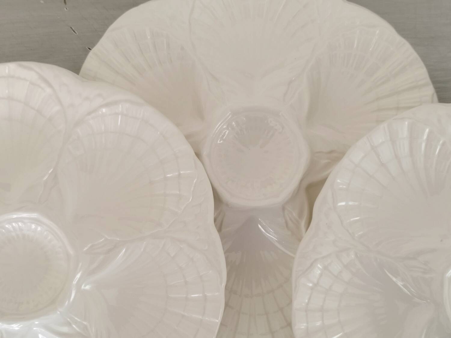 Oyster service dish and 6 plates barbotine earthenware sarreguemines ecru vintage