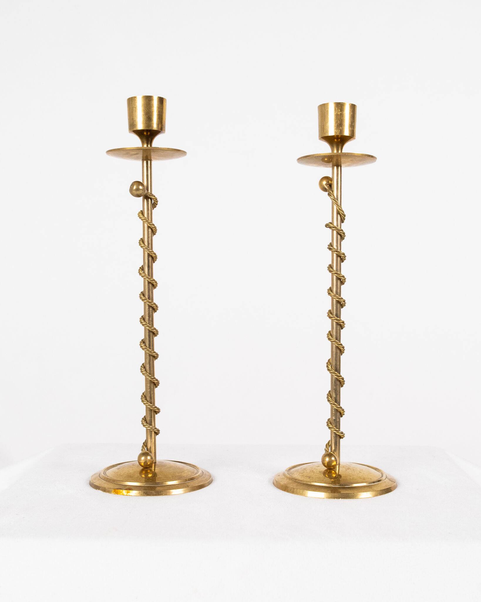 Paire de bougeoirs style Art Deco en laiton