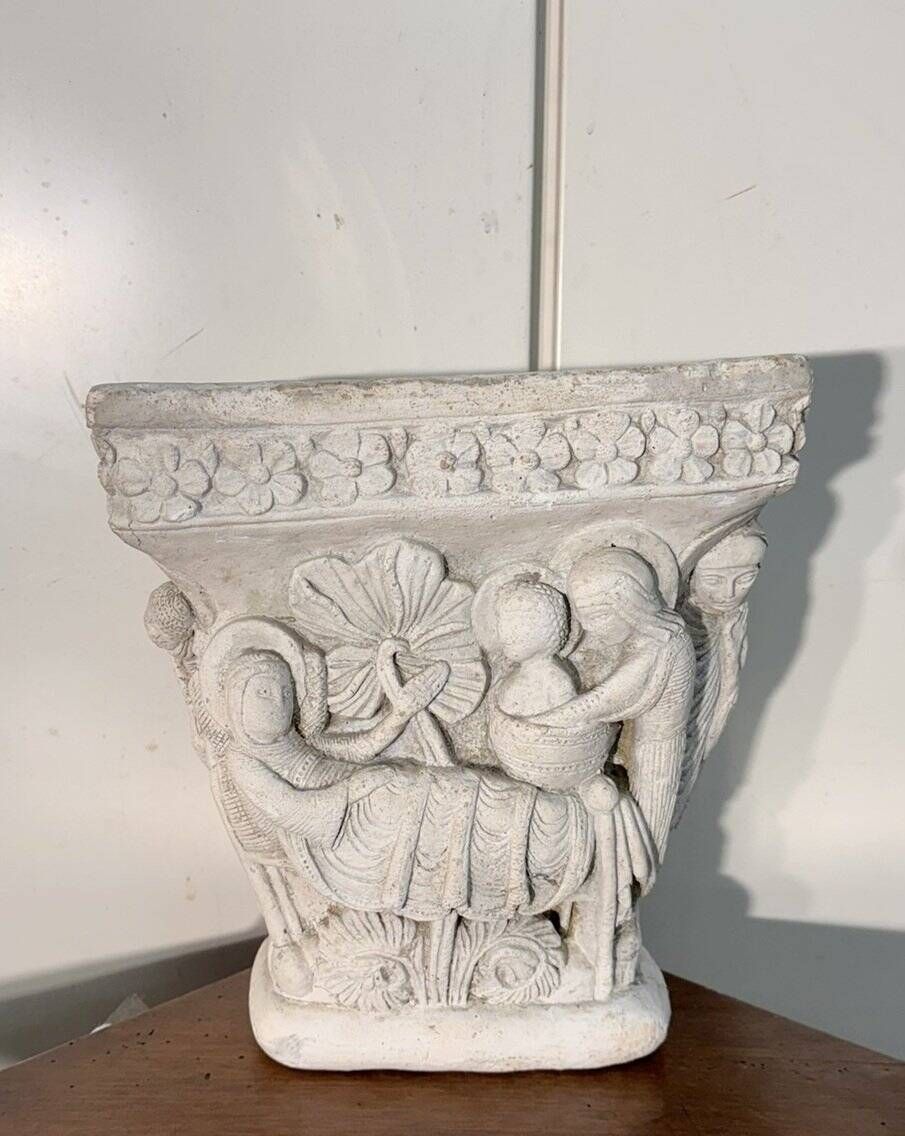 Chapiteau en pierre reconstituée