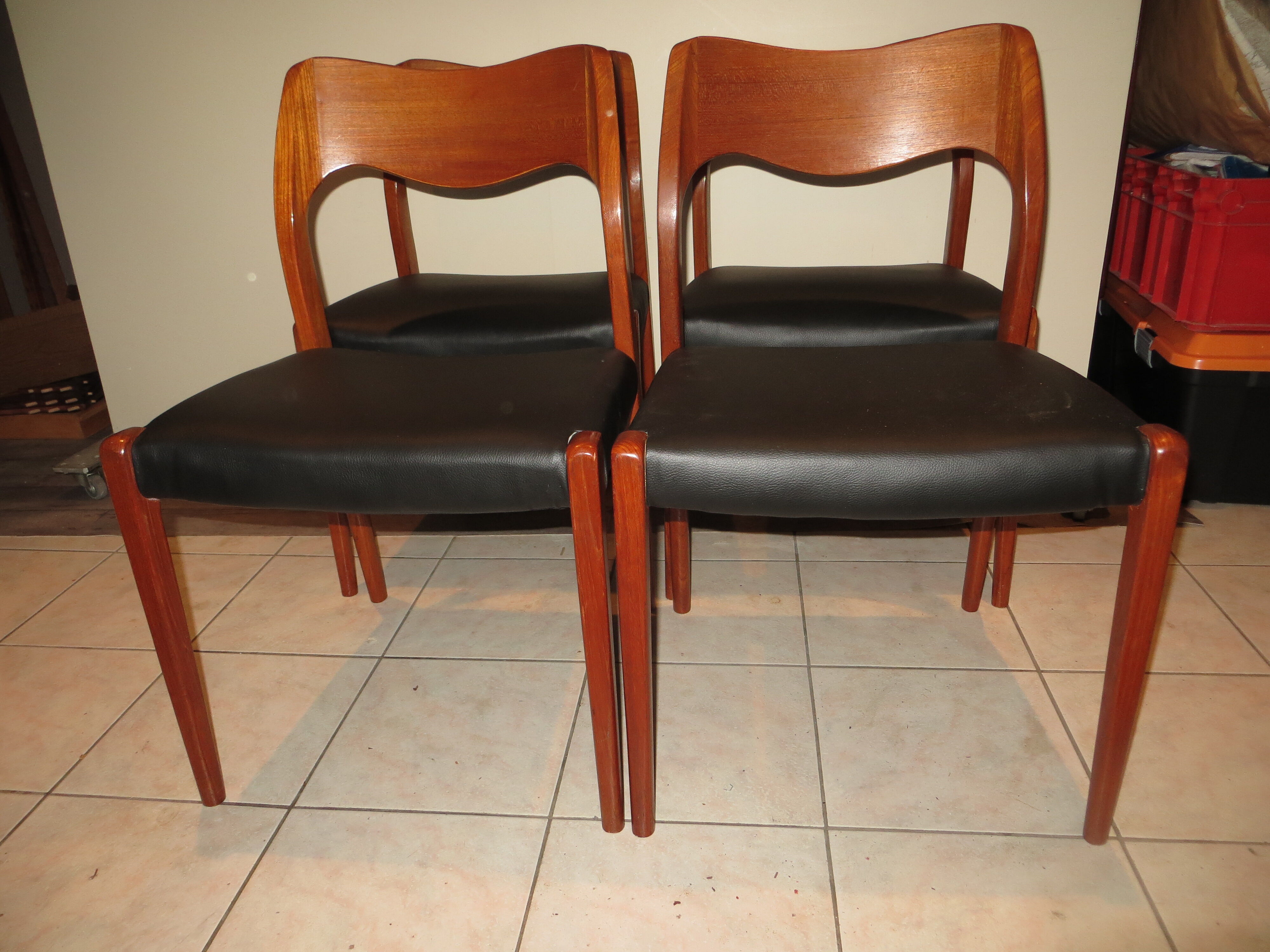 Suite de 4 chaises danoises en teck N.O.Moller N°71