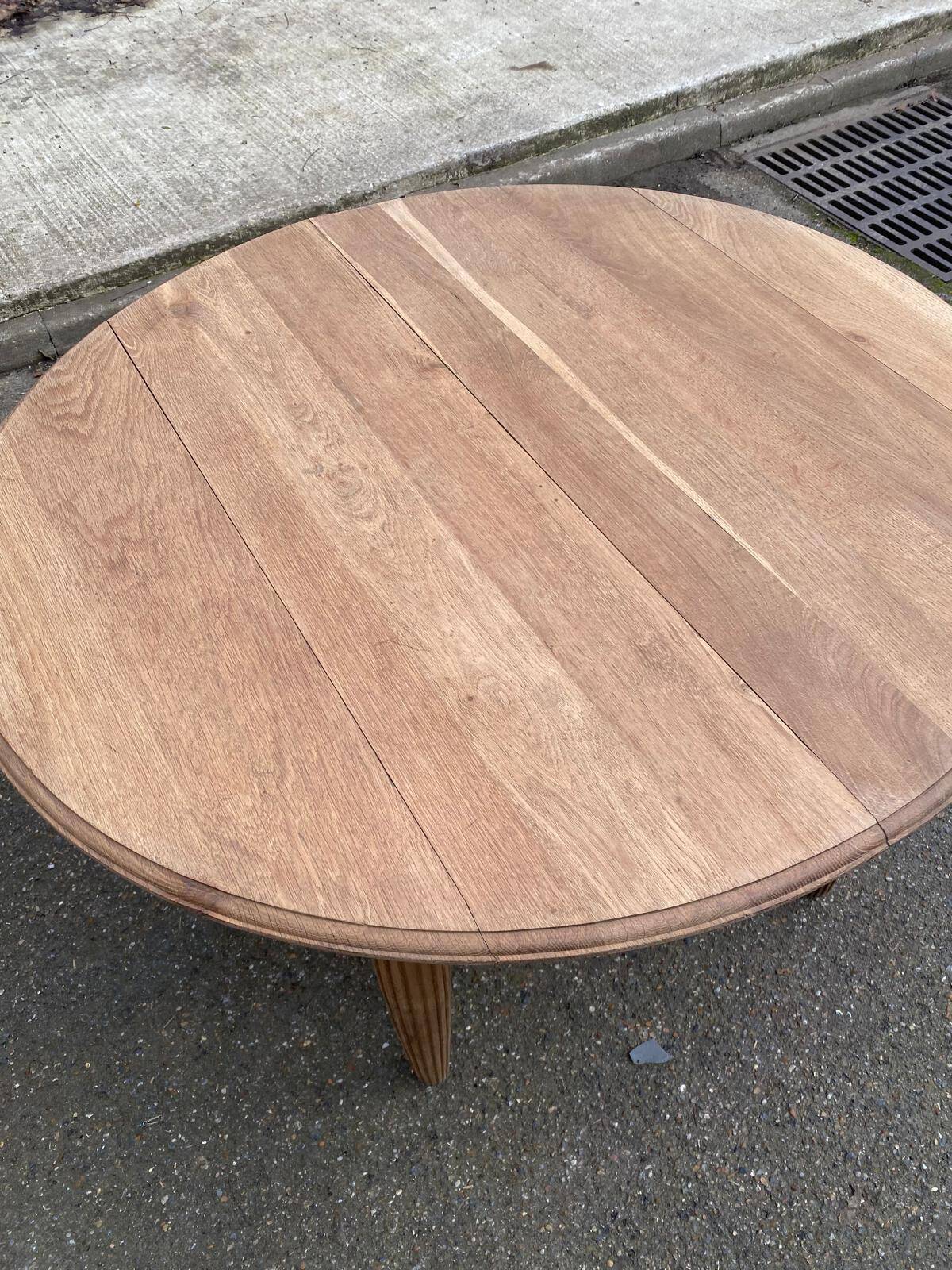 Renovated round Art Deco dining table, extendable, made of solid oak, 210cm.