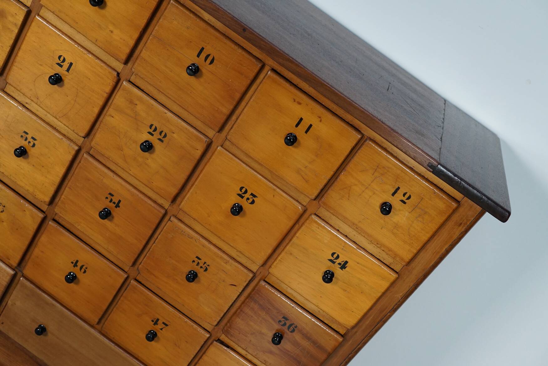 Grande apothicairerie / meuble d'école industrielle néerlandaise en hêtre, milieu du 20e siècle