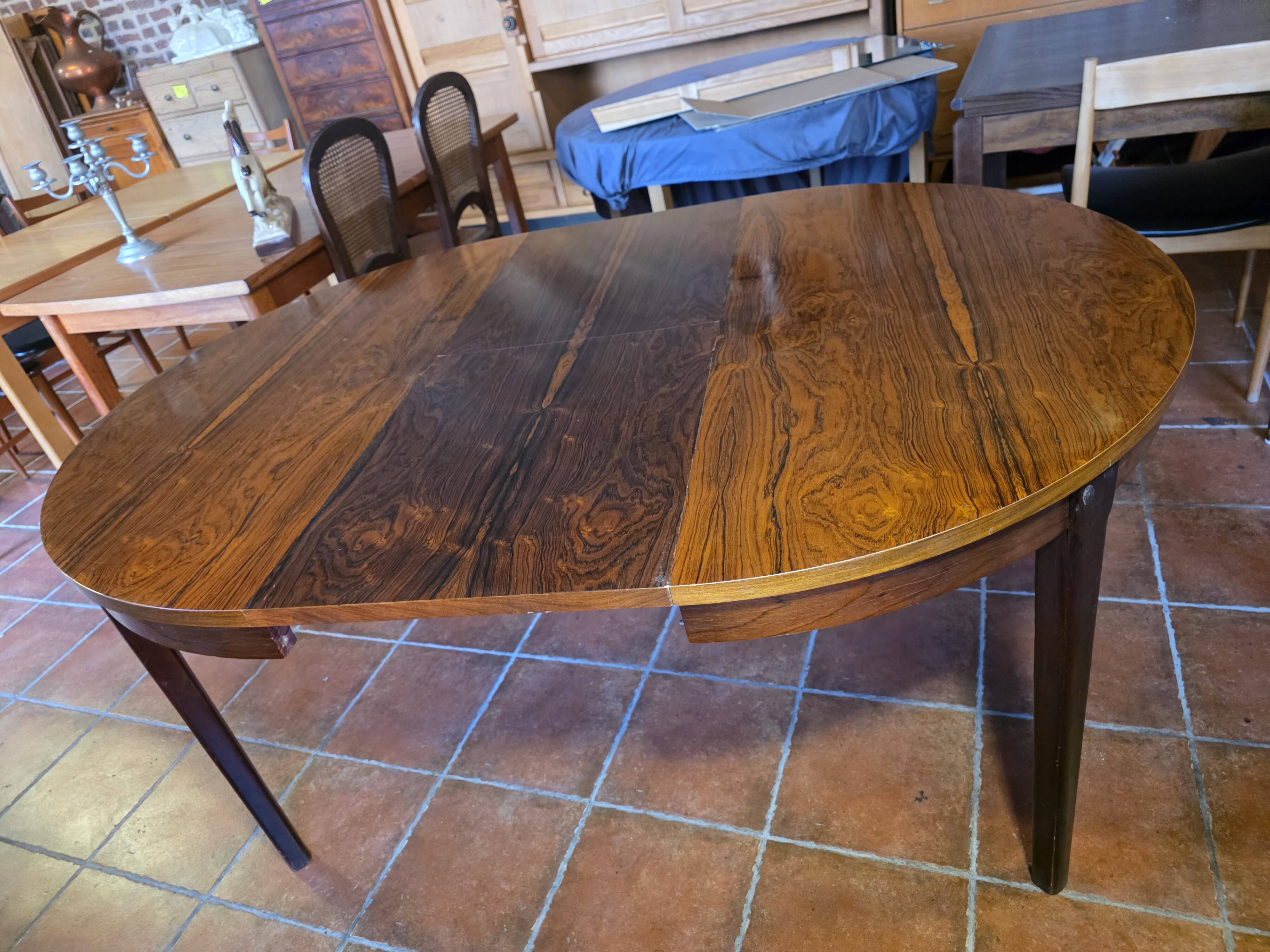 Scandinavian extendable table in rosewood from the 1960s.