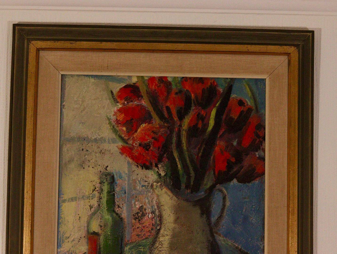 Bouquet rouge et bouteille de vin