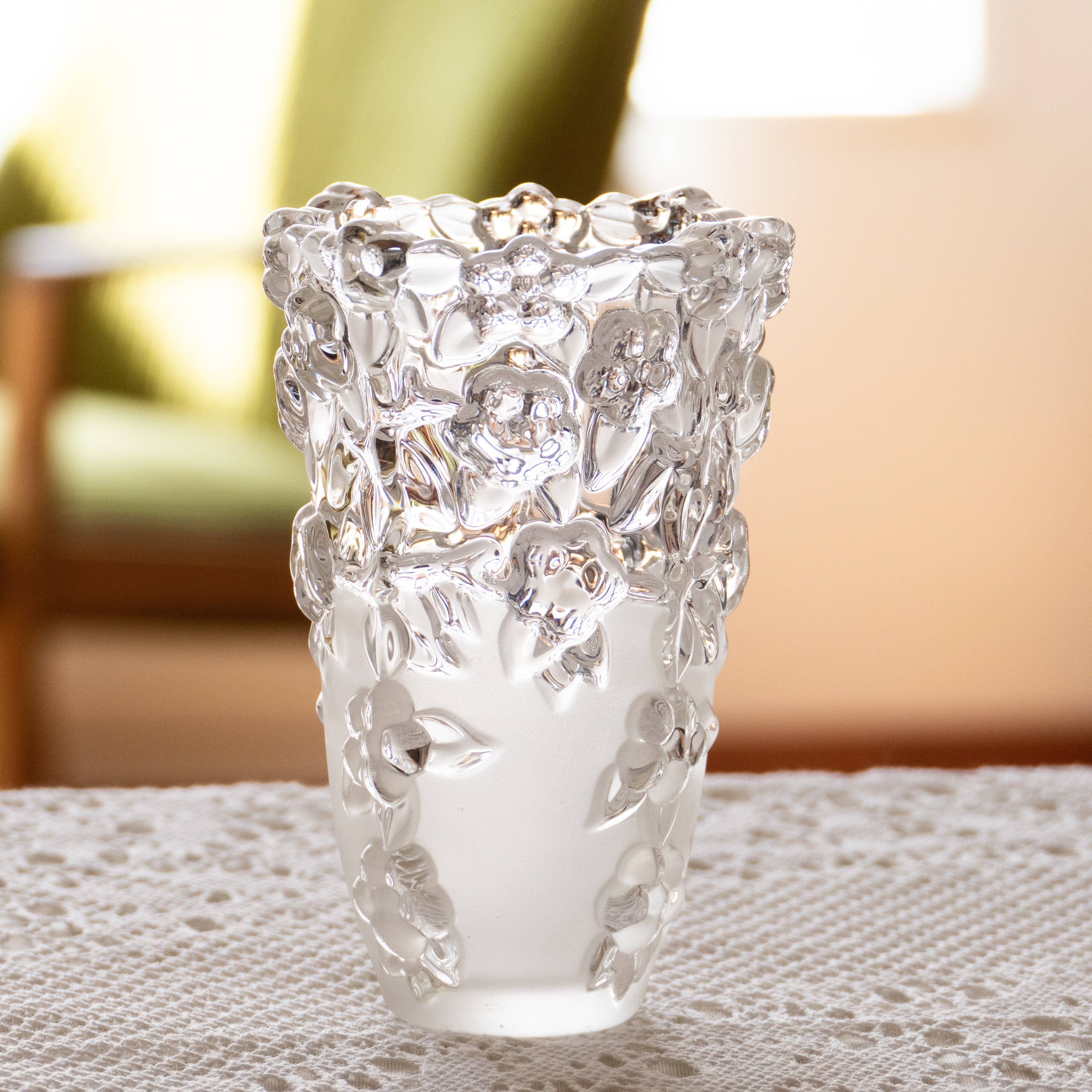 Vase vintage en verre dépoli relief de roses