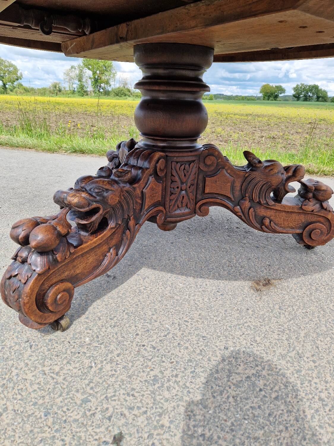 Henri II round table with lion's paw in solid oak