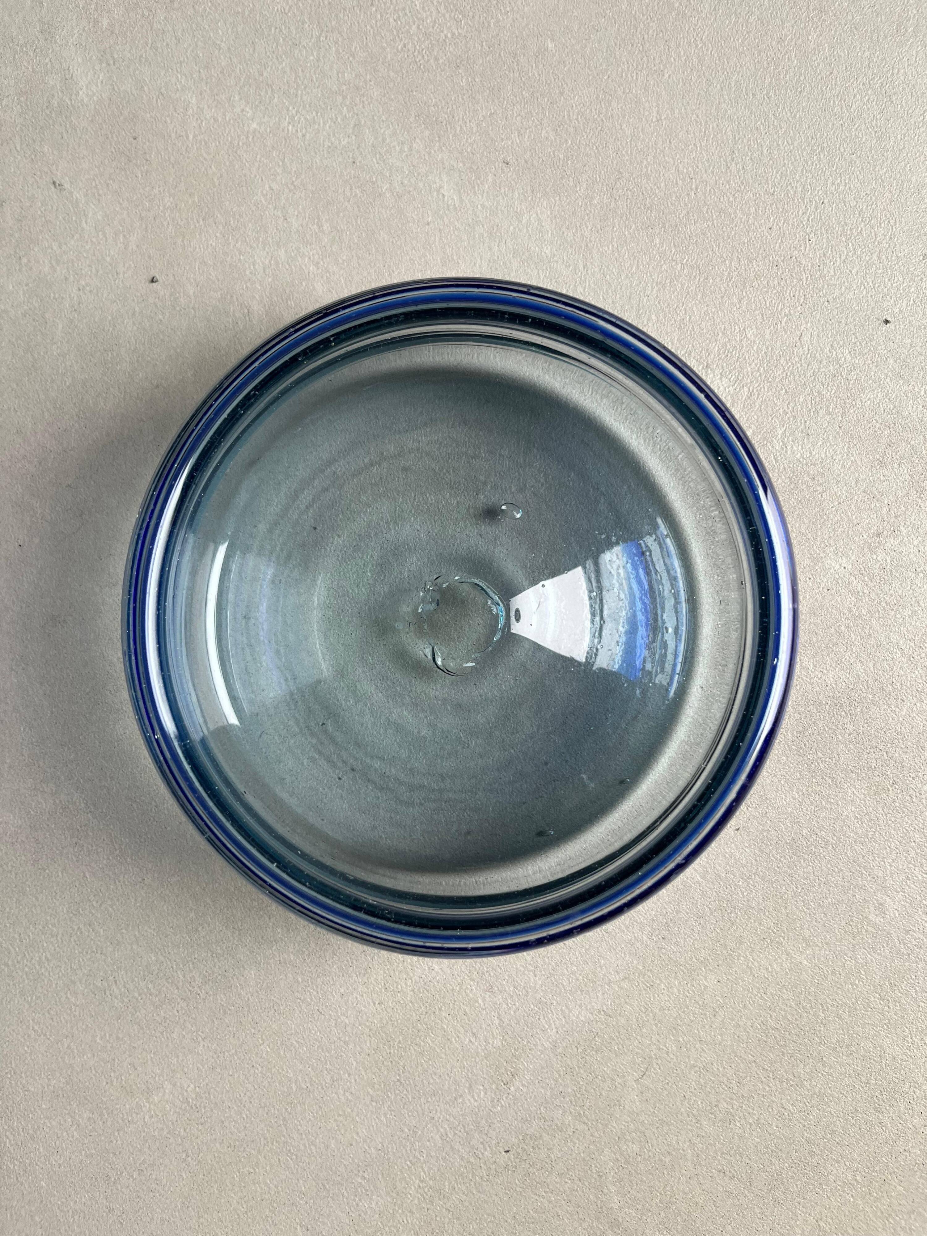 Grand bol décoratif en verre Murano sommerso clair et bleu.