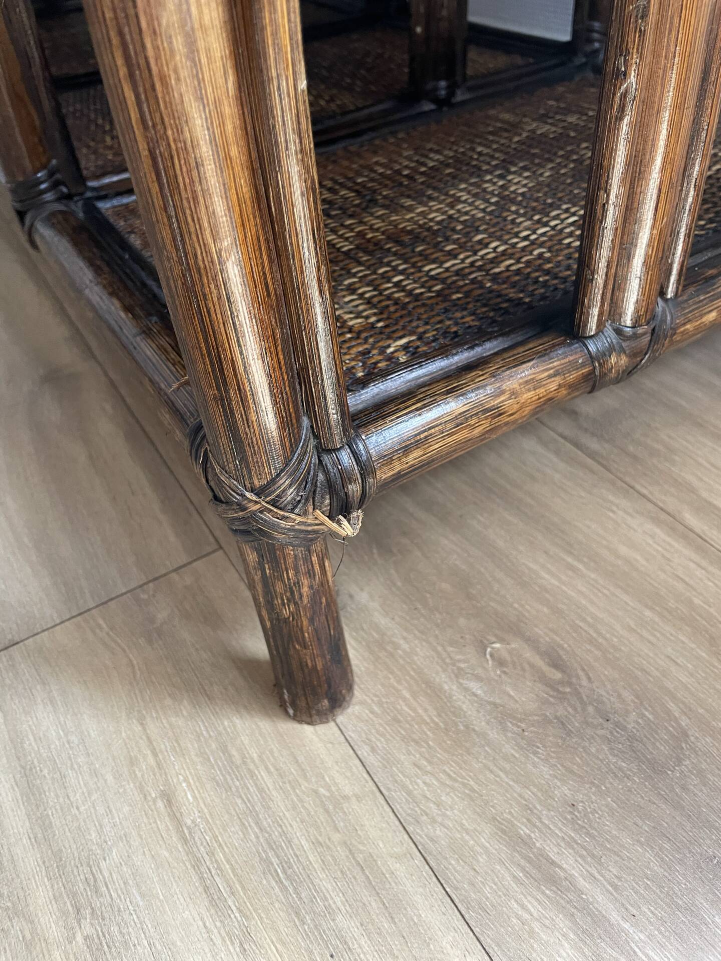 Étagère, console en rotin teinté