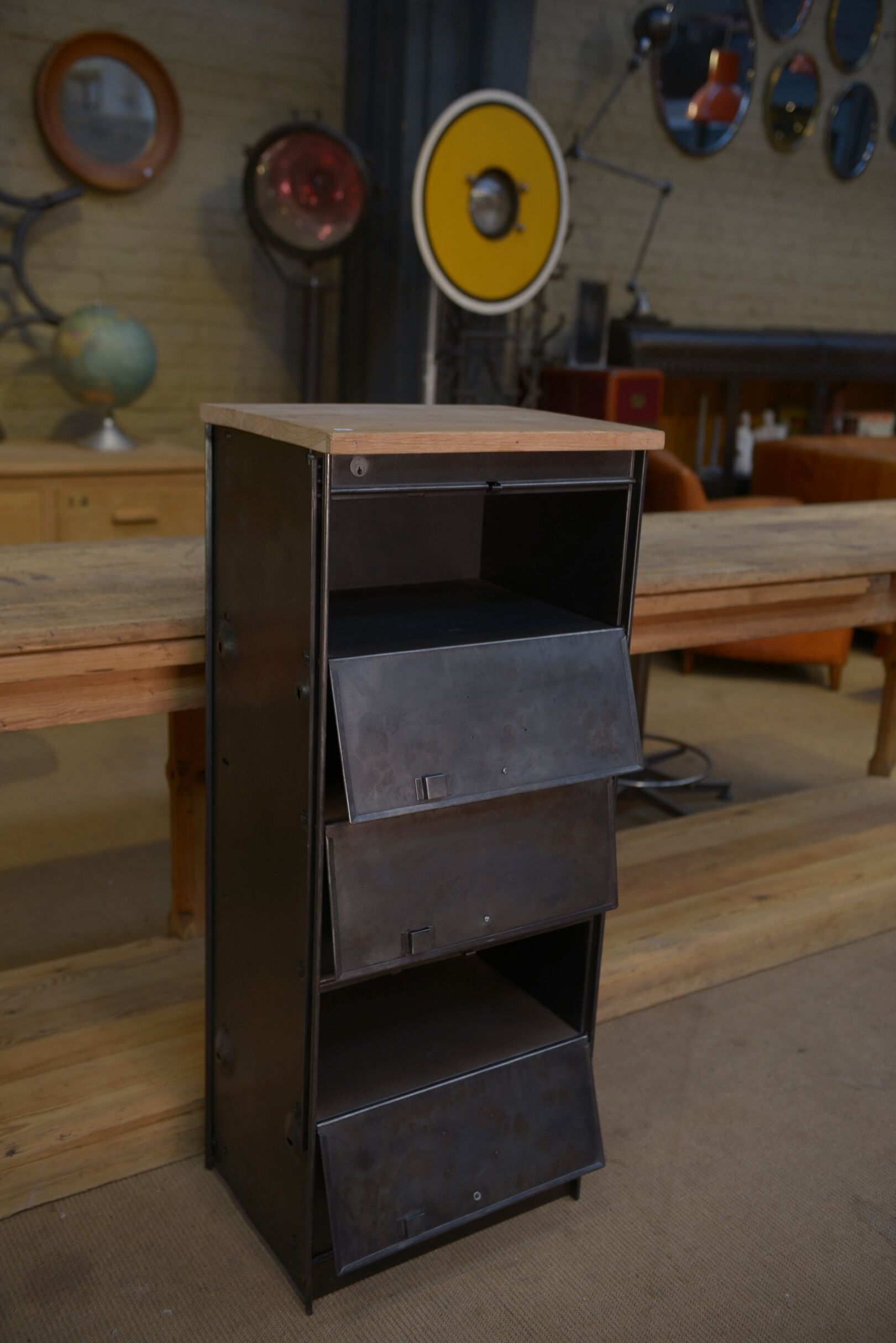 Small vanity cabinet with roneo valves 1950